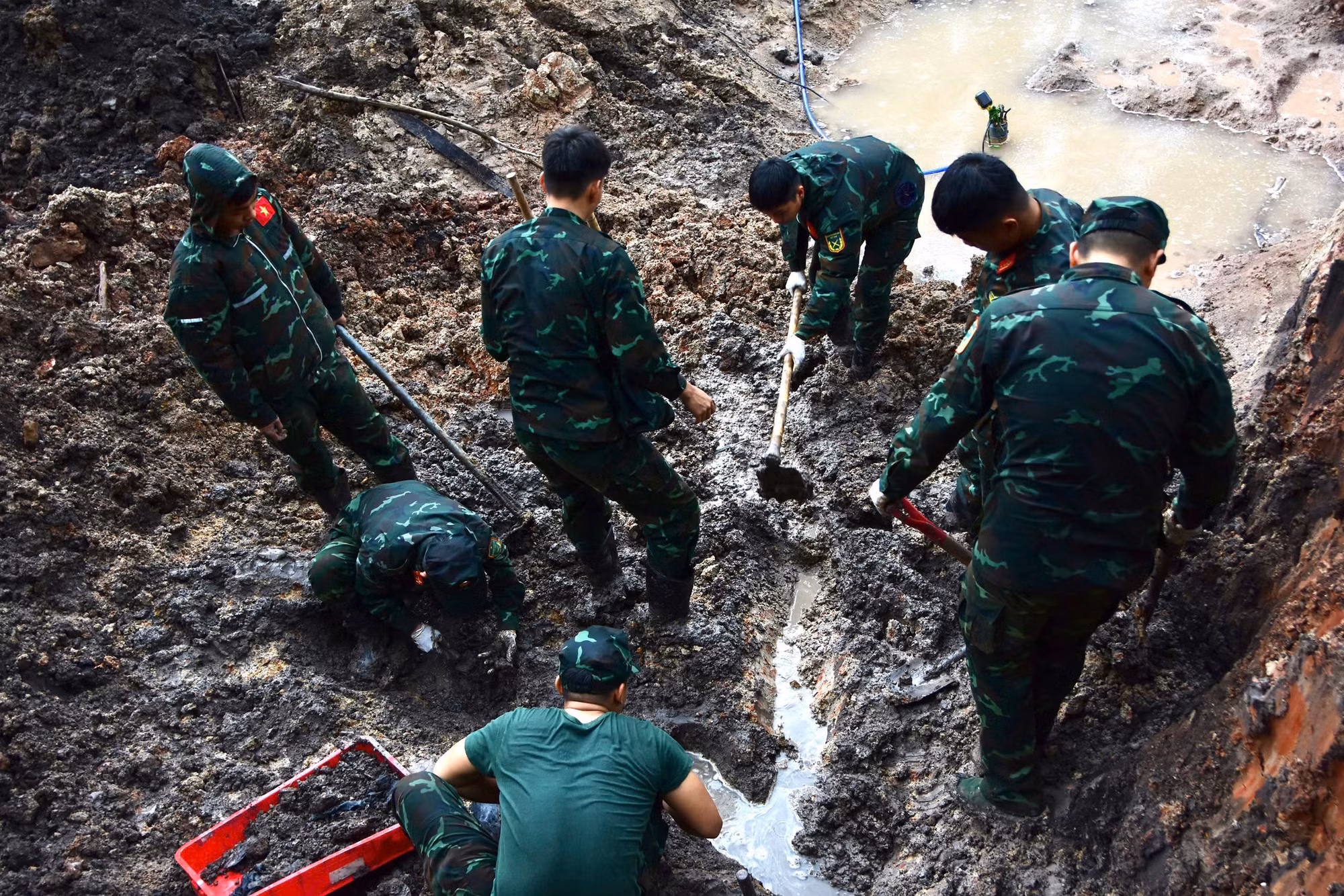 Mưa lớn liên tiếp mấy ngày qua đã ảnh hưởng tới việc tìm kiếm, quy tập hài cốt liệt sĩ.