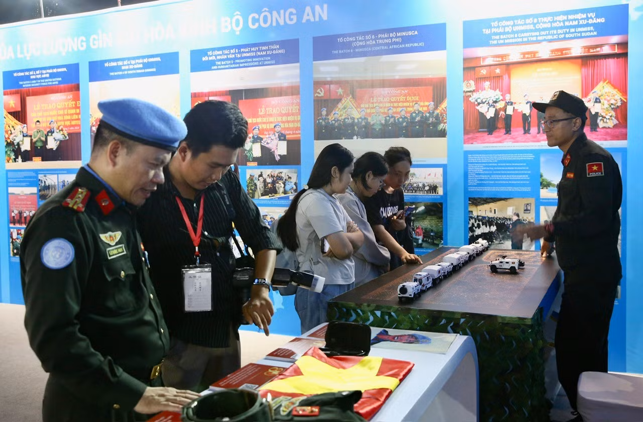 Không gian được bài trí khoa học, hiện đại, đưa người xem khám phá hành trình xuất quân đầy tự hào của các chiến sĩ an ninh Việt Nam qua 5 chủ đề trọng tâm.