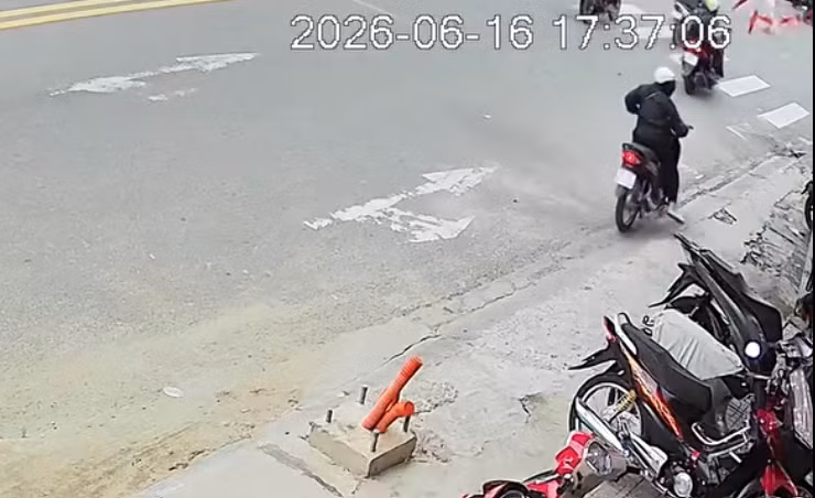 Camera an ninh ghi lại quá trình đối tượng vào tiệm vàng cướp giật rồi chạy trốn.