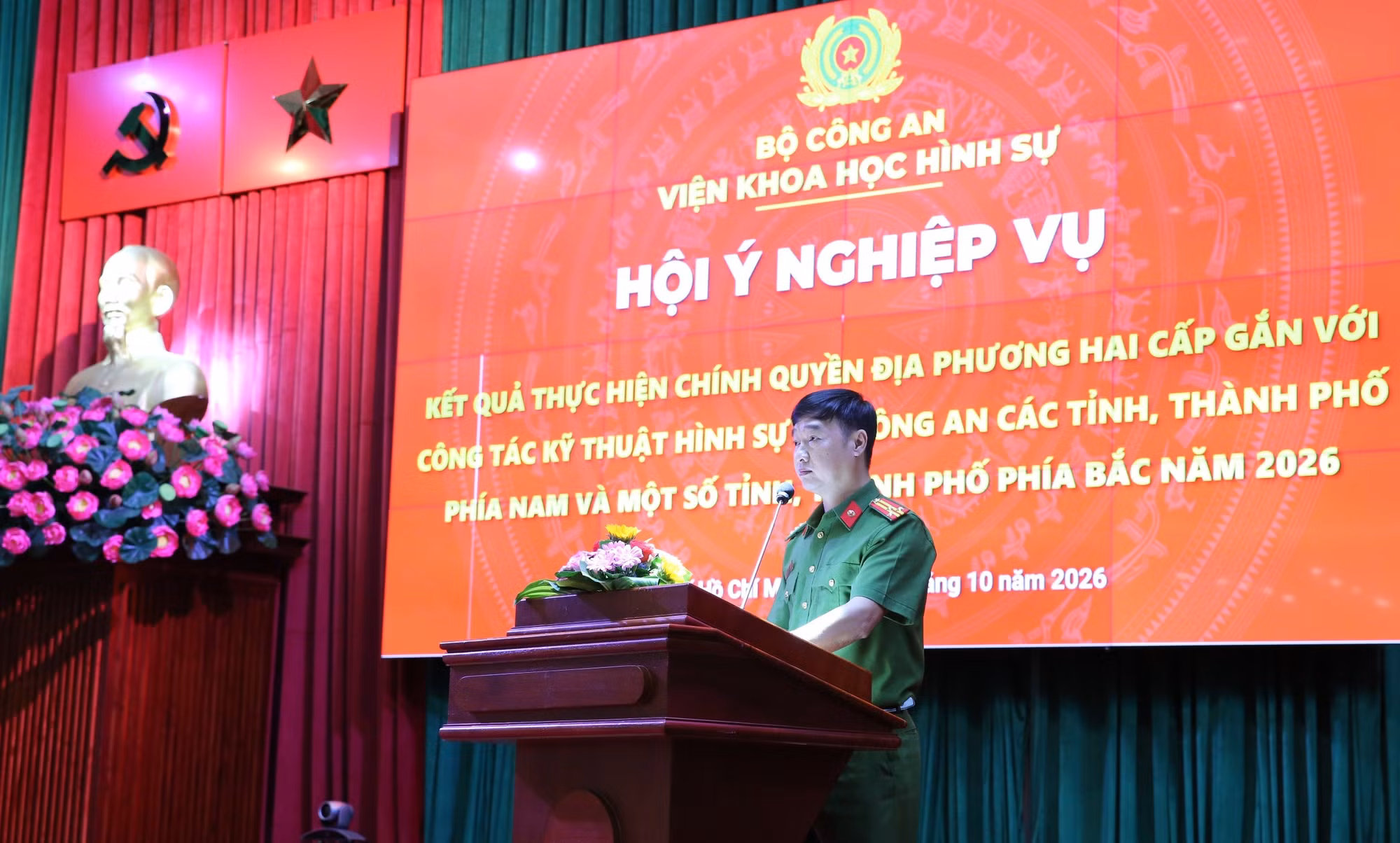 Thượng tá Phạm Hữu Từ Tâm, Phó Phân viện trưởng Khoa học hình sự tại TP Hồ Chí Minh trình bày báo cáo.