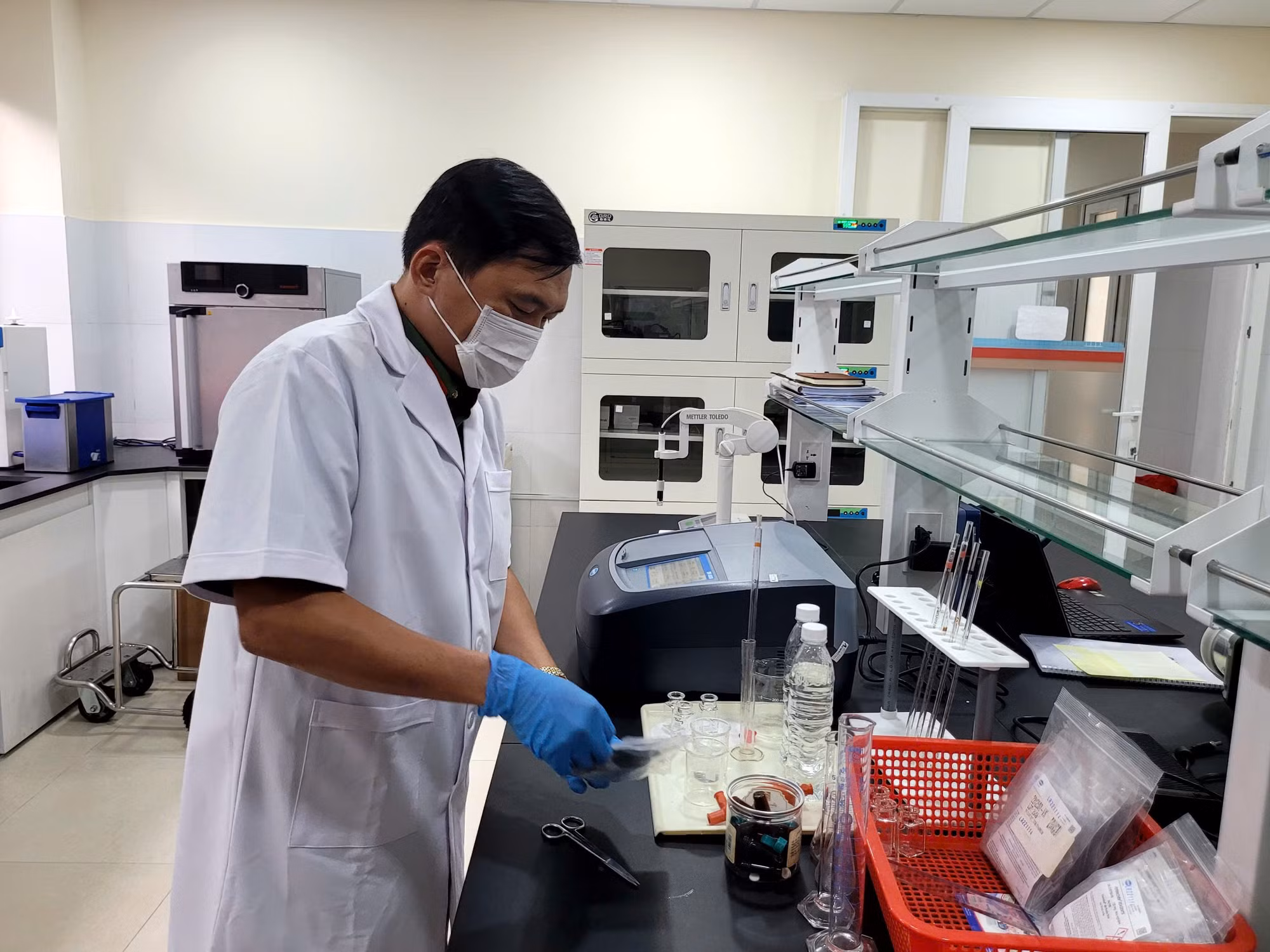 Đại úy Lê Công Văn giới thiệu về các tính năng của máy quang phổ tử ngoại khả kiến DR6000 - một thiết bị phân tích chuyên sâu hiện đại được sử dụng tại phòng thí nghiệm của đơn vị.