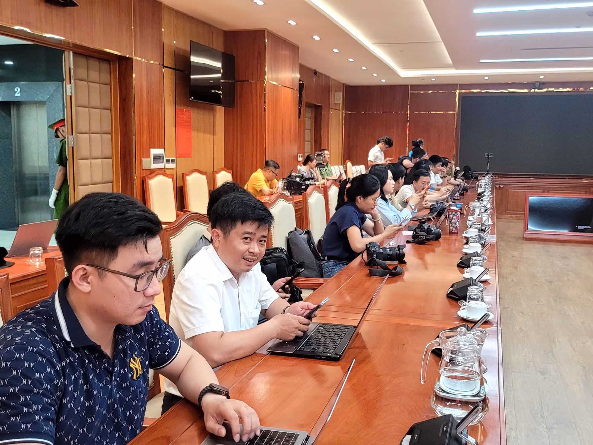 Đông đảo phóng viên dự họp báo.