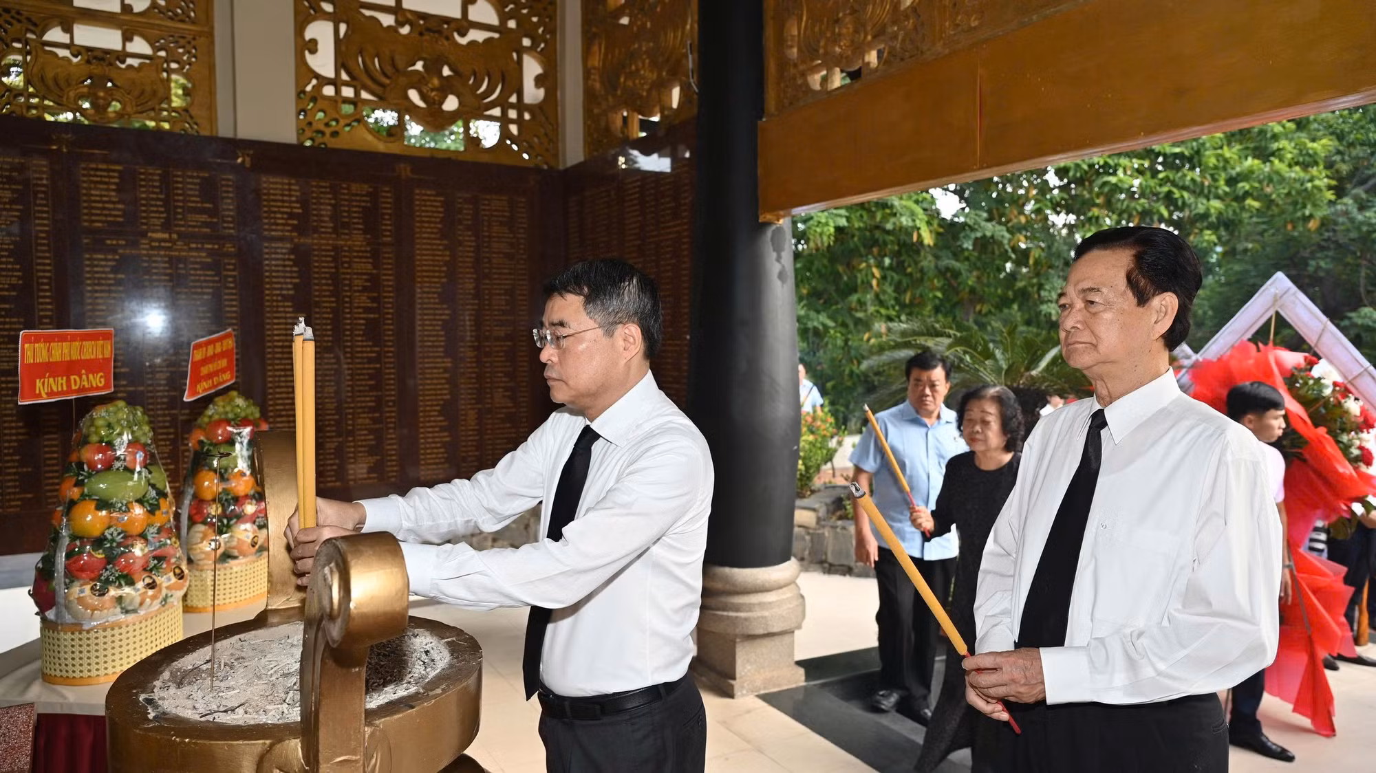 Thủ tướng Lê Minh Hưng cùng các đại biểu thực hiện nghi lễ dâng hoa, dâng hương tại Tượng đài Cố Tổng Bí thư Trần Phú và Bia tưởng niệm các Anh hùng liệt sĩ.