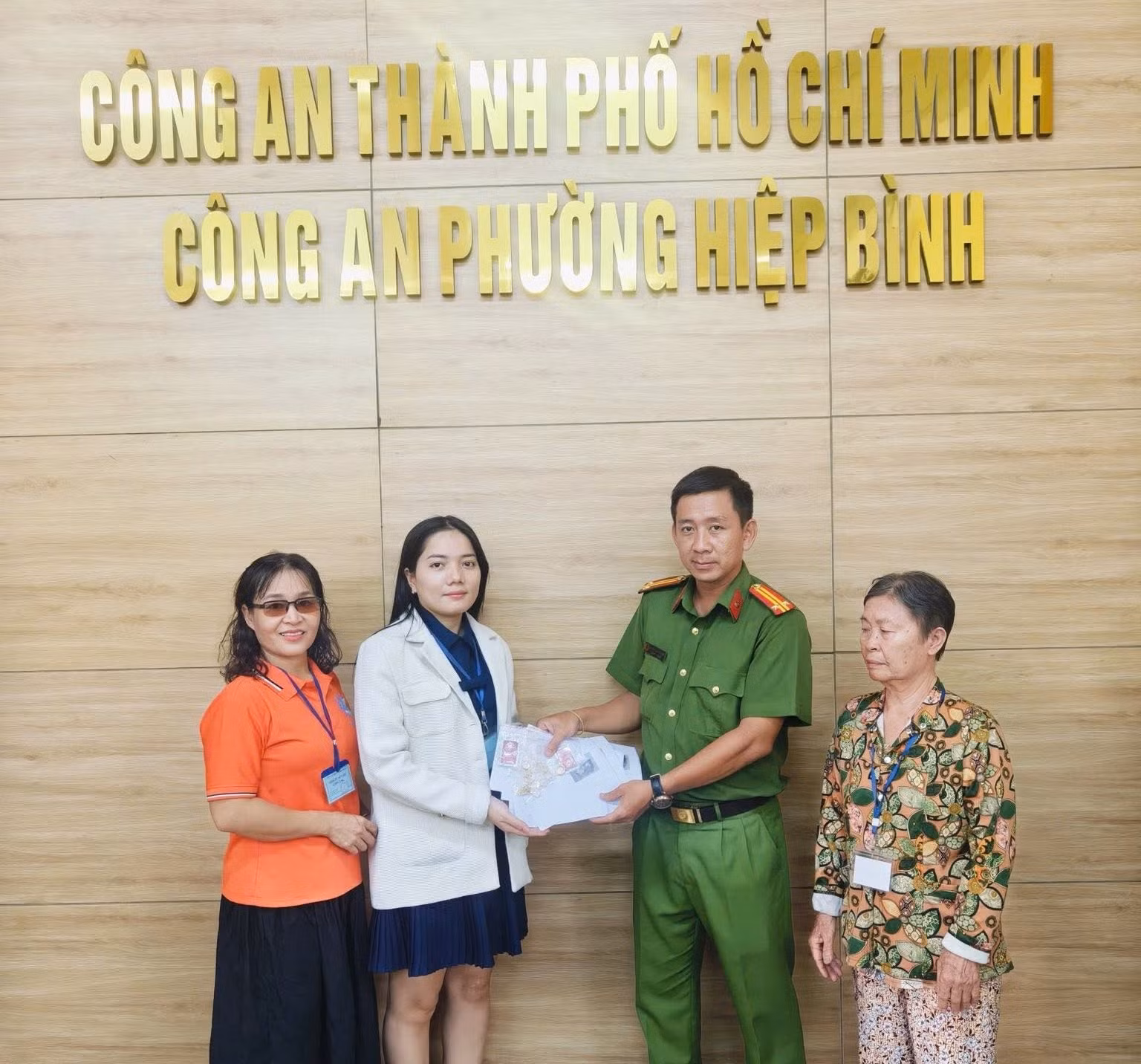 Công an phường Hiệp Bình cùng bà Nguyễn Thị Mùi trao trả lại tài sản cho chị Trần Thị Thùy Vân.