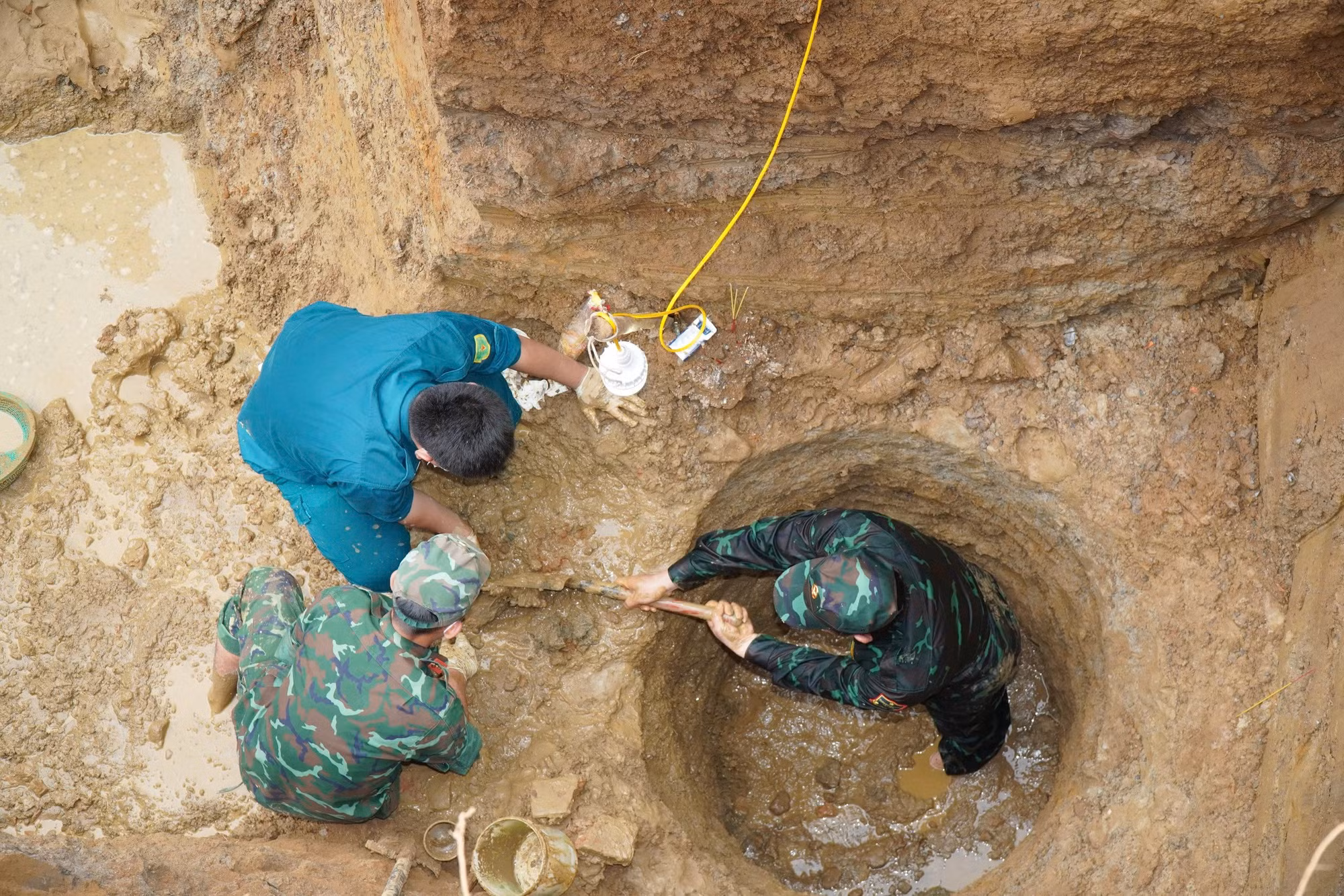 Lực lượng chức năng xử lý hơn 1.000m³ đất, đào sâu khoảng 10m và mở rộng phạm vi hơn 10m quanh khu vực miệng giếng nước tại ấp Lạc An 3.