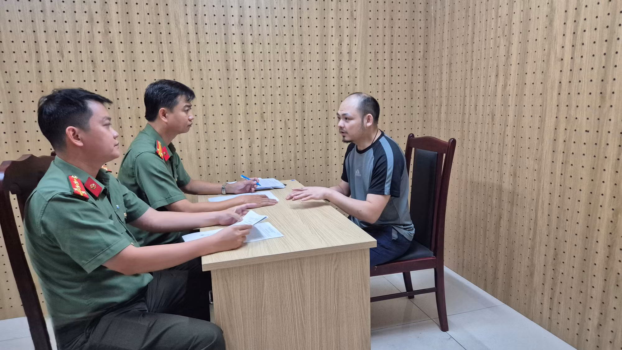Công an phường Thuận Giao lấy lời khai các đối tượng.
