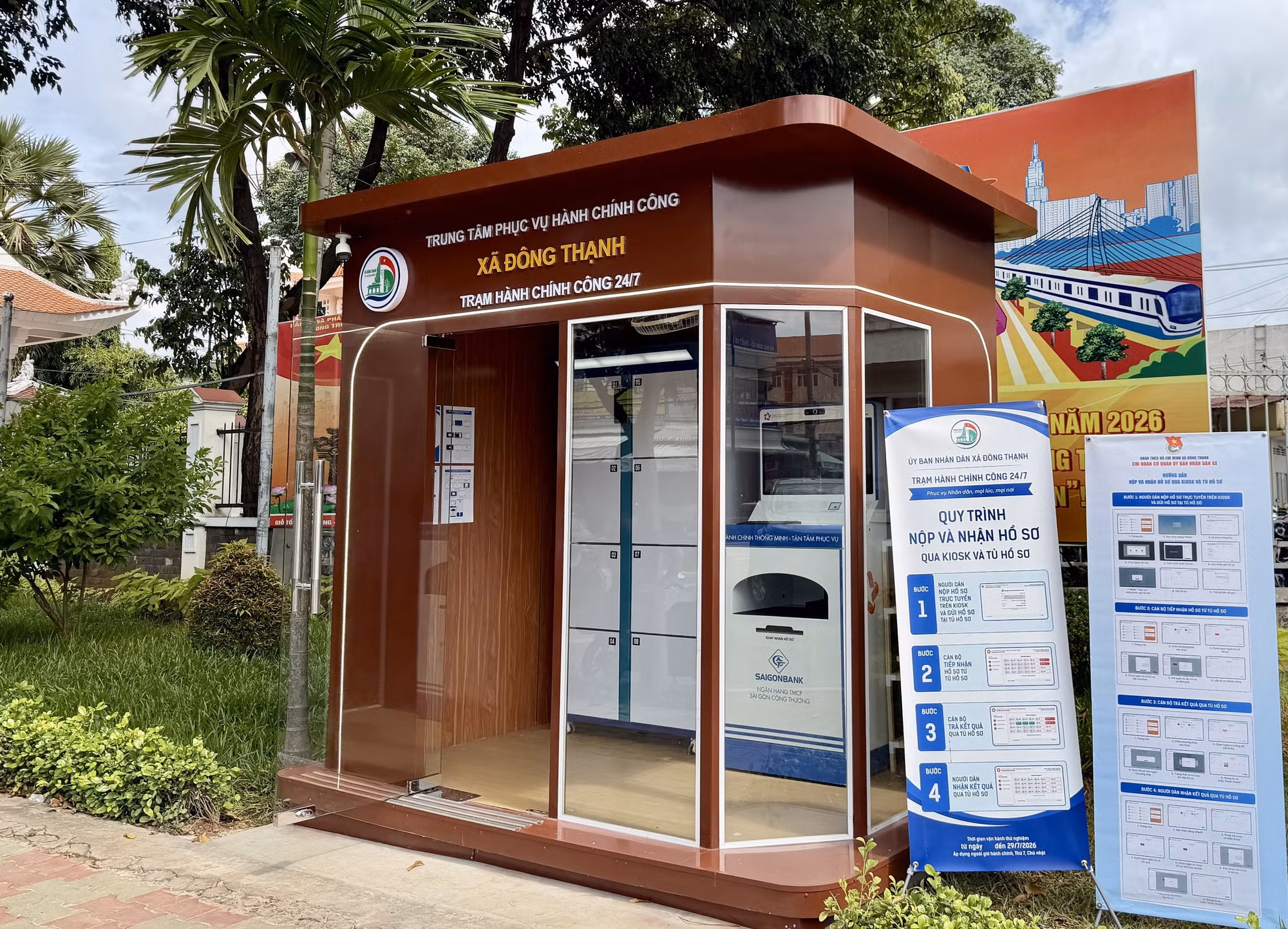 Trạm hành chính công 24/7 được đặt trước trụ sở UBND xã Đông Thạnh, người dân có thể nộp và nhận hồ sơ qua tủ thông minh bất kỳ thời điểm nào trong ngày.