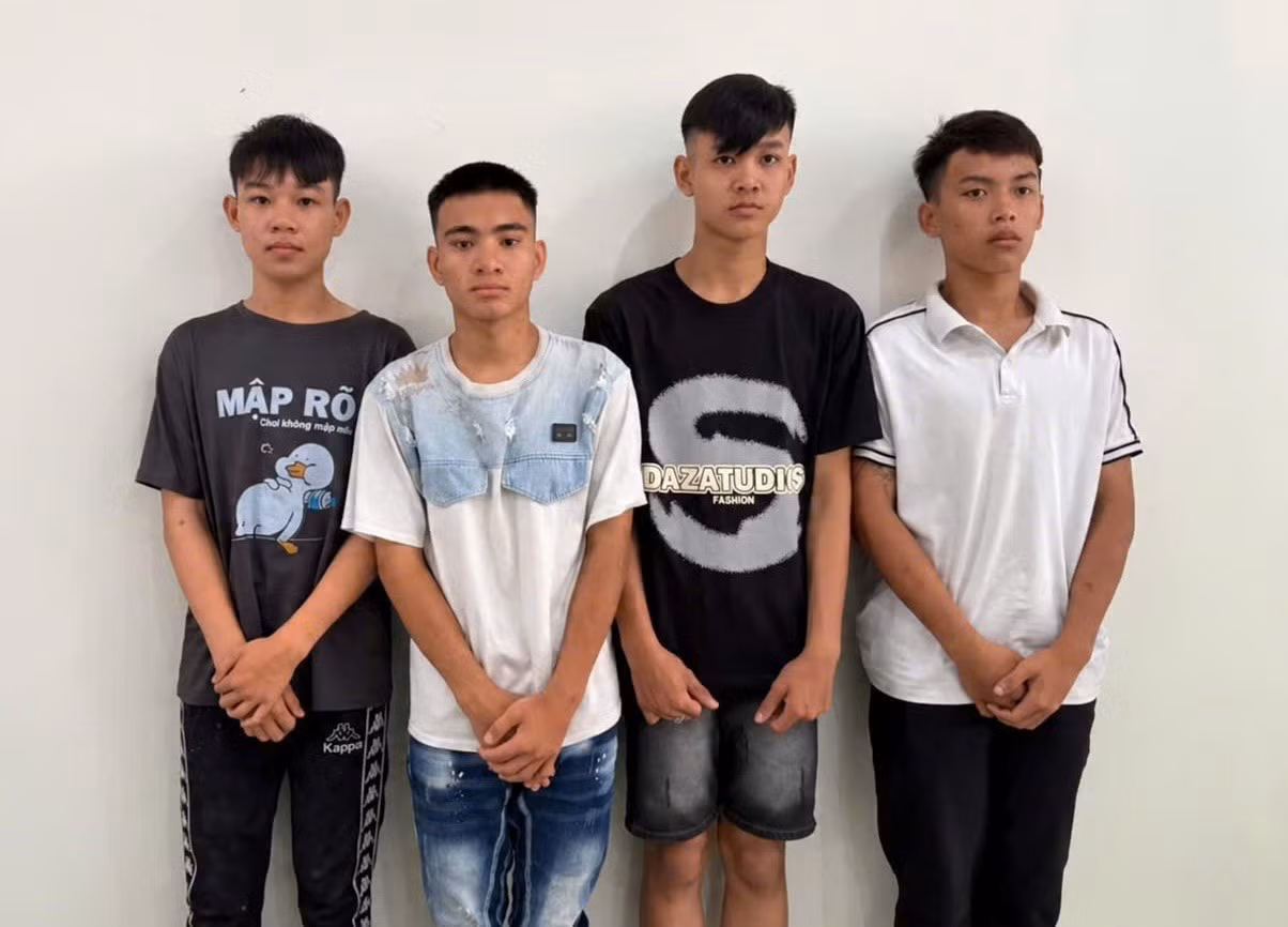 Các đối tượng Nguyễn Ngọc Phúc, Lai Hoàng Phúc, Lê Quốc An, Nguyễn Thành Tài (từ trái qua) tại cơ quan điều tra.