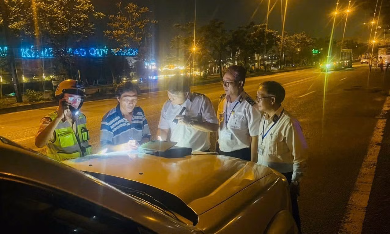 Đoàn Kiểm tra liên ngành làm việc với lái xe vận chuyển động vật.