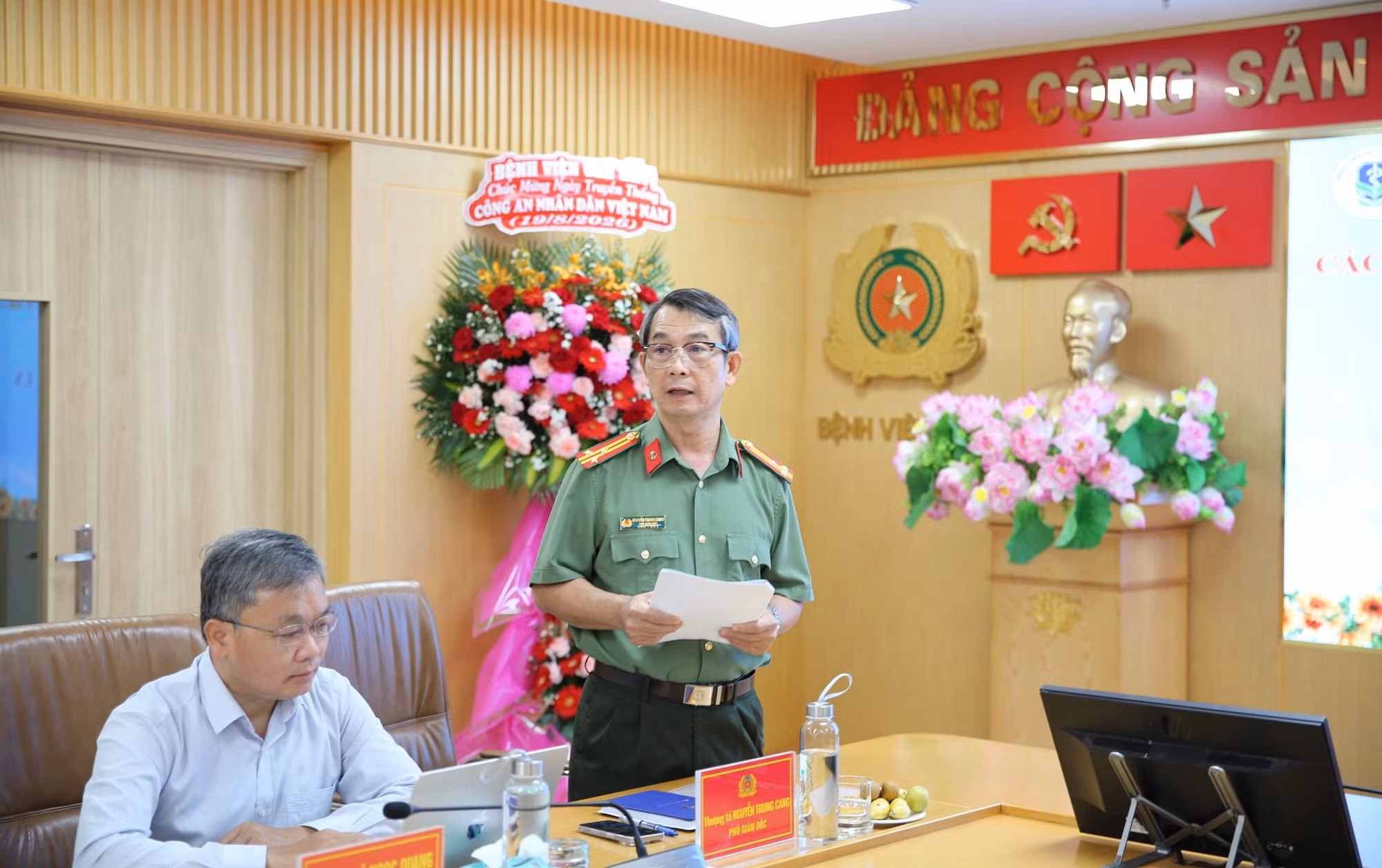 Thượng tá BSCKII Nguyễn Trung Cang, Phó Giám đốc Bệnh viện 30-4 phát biểu chào mừng và định hướng buổi kiến tập của học viên Trường Đại học Y tế công cộng.
