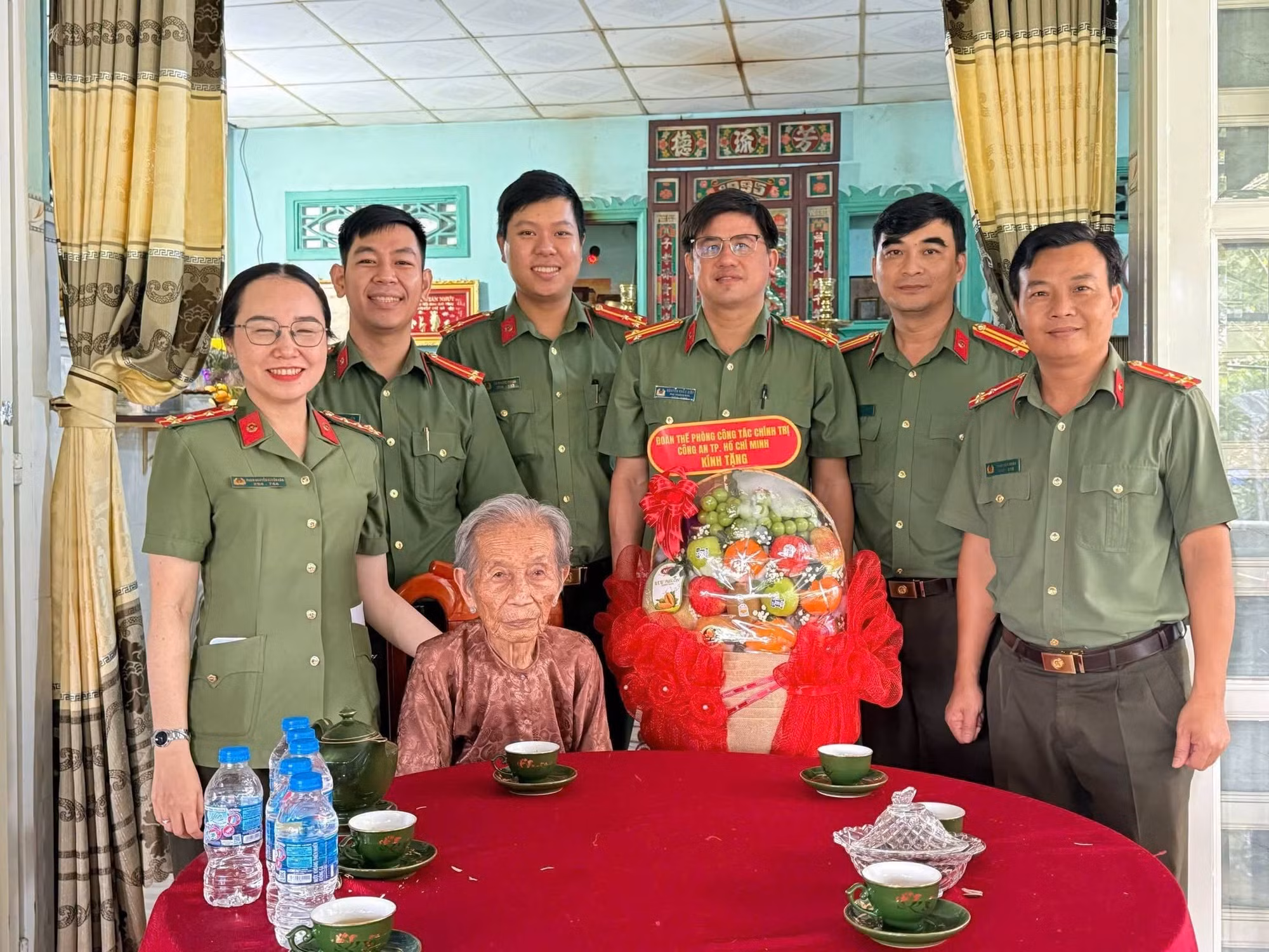 Ấm áp chuỗi hoạt động tri ân của Công an TP Hồ Chí Minh ảnh 17
