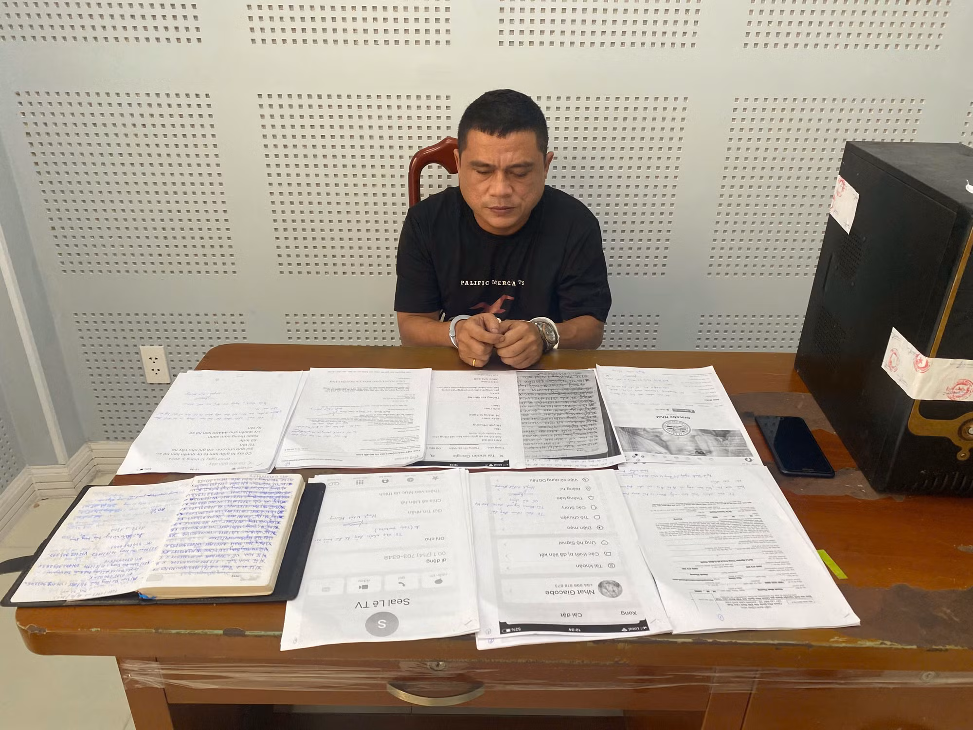 Huỳnh Nhật Phương cùng tang vật.