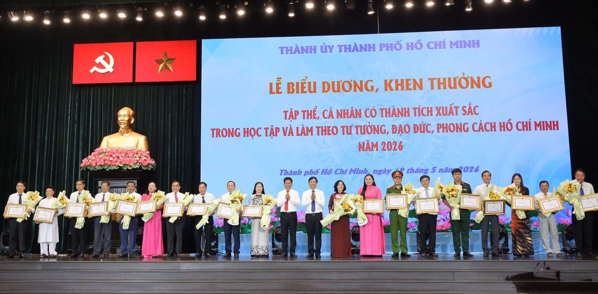 Lãnh đạo Thành ủy, HĐND TP Hồ Chí Minh trao Bằng khen cho các tập thể và cá nhân.