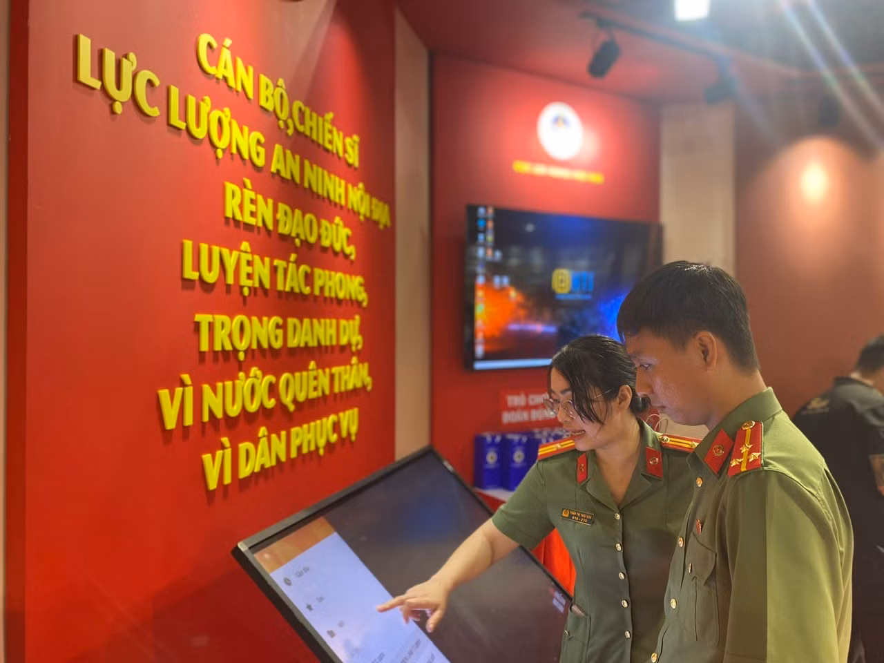 Các cán bộ, chiến sĩ tham quan gian hàng trưng bày của Cục An ninh nội địa.