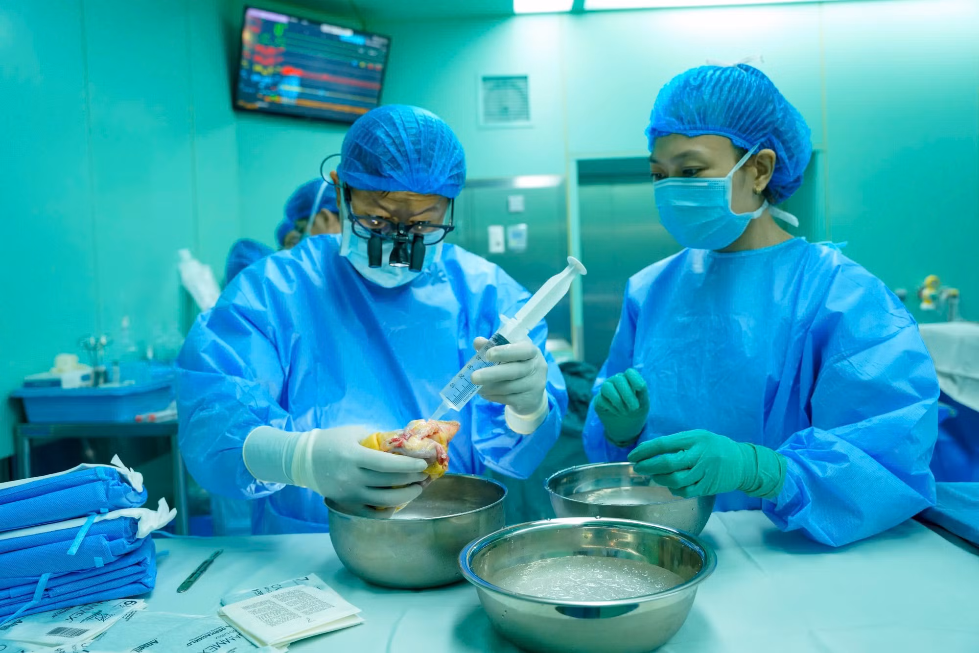 Ê-kíp phẫu thuật kiểm tra kỹ lưỡng theo quy trình chuyên môn trước khi ghép cho người nhận.