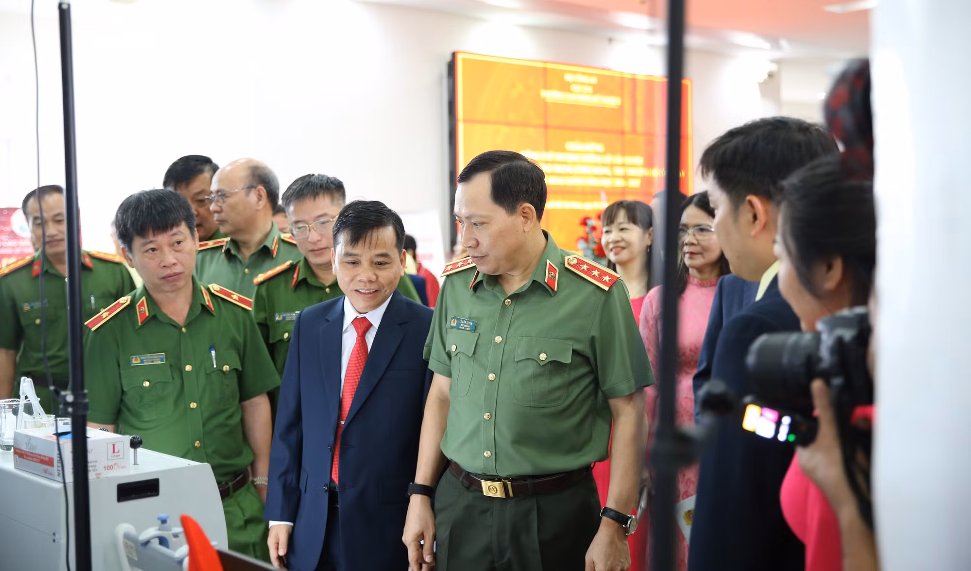 Thứ trưởng Lê Văn Tuyến cùng các đại biểu tham quan các gian hàng của các khoa và doanh nghiệp.