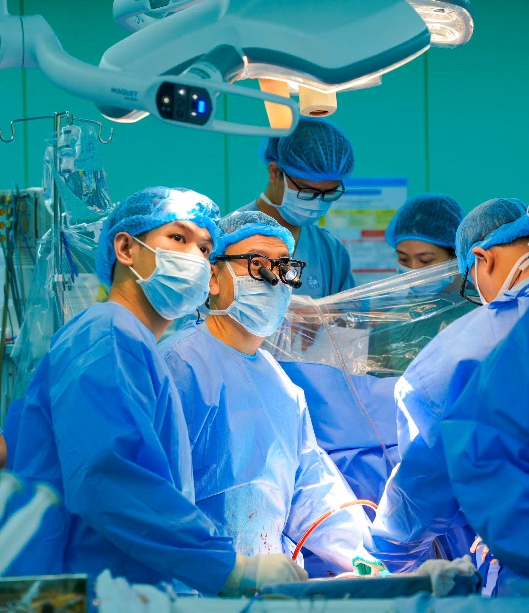 GS.TS.BS. Nguyễn Hoàng Định, Phó Giám đốc BV ĐHYD, Trưởng ê-kíp ghép tim, phẫu thuật viên chính cùng ê-kíp.