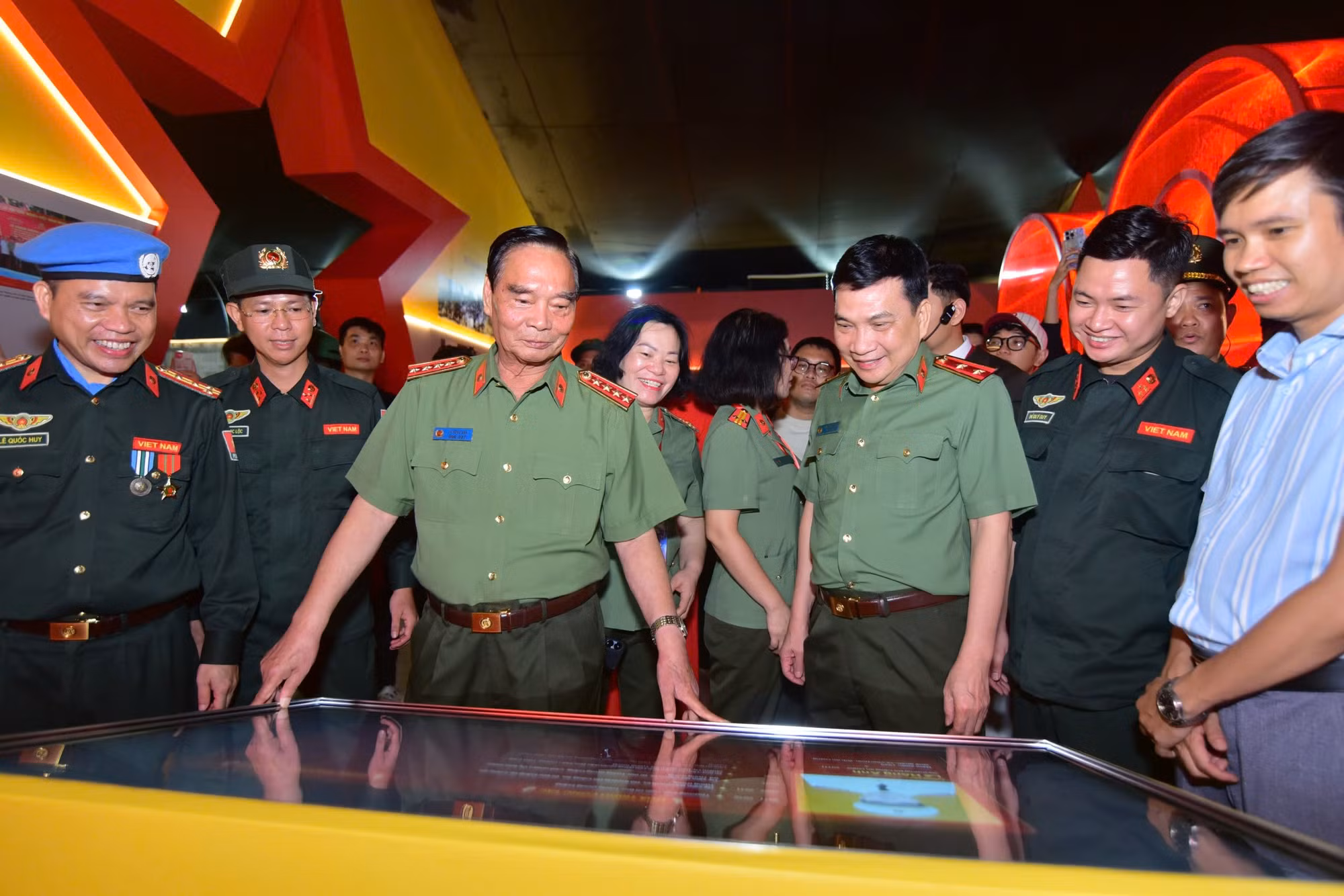 Người dân hào hứng trải nghiệm tại chuỗi sự kiện “Tổ quốc bình yên” ảnh 5