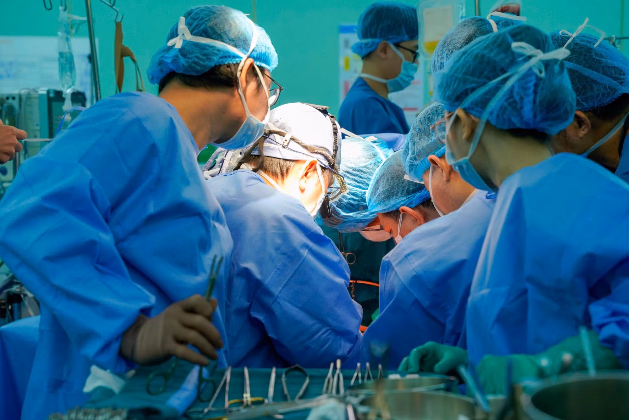 Ê-kíp ghép gan thực hiện ca phẫu thuật cho người bệnh nữ 61 tuổi mắc ung thư biểu mô tế bào gan.