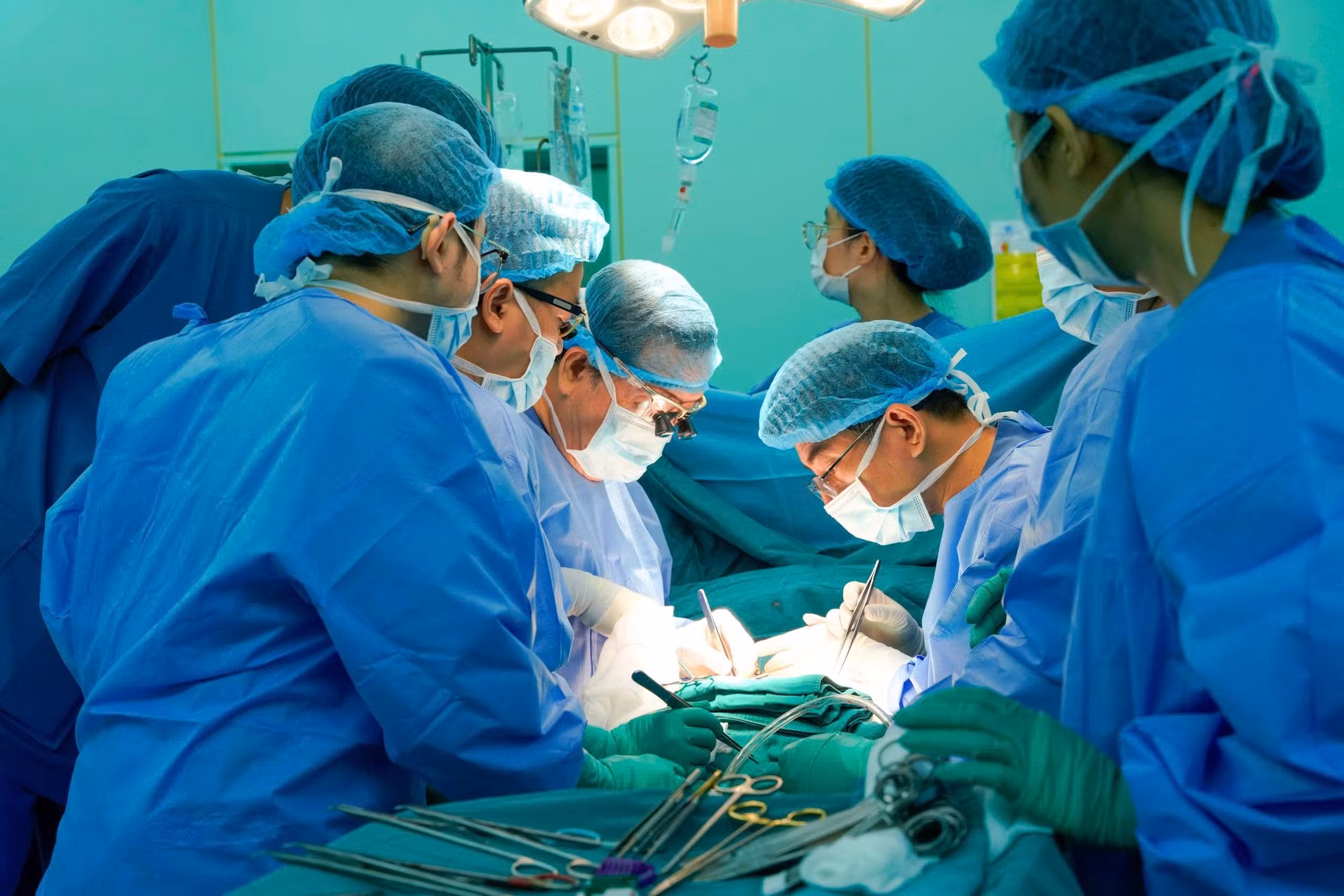 Ê-kíp ghép thận triển khai phẫu thuật cho người bệnh mắc suy thận giai đoạn cuối.