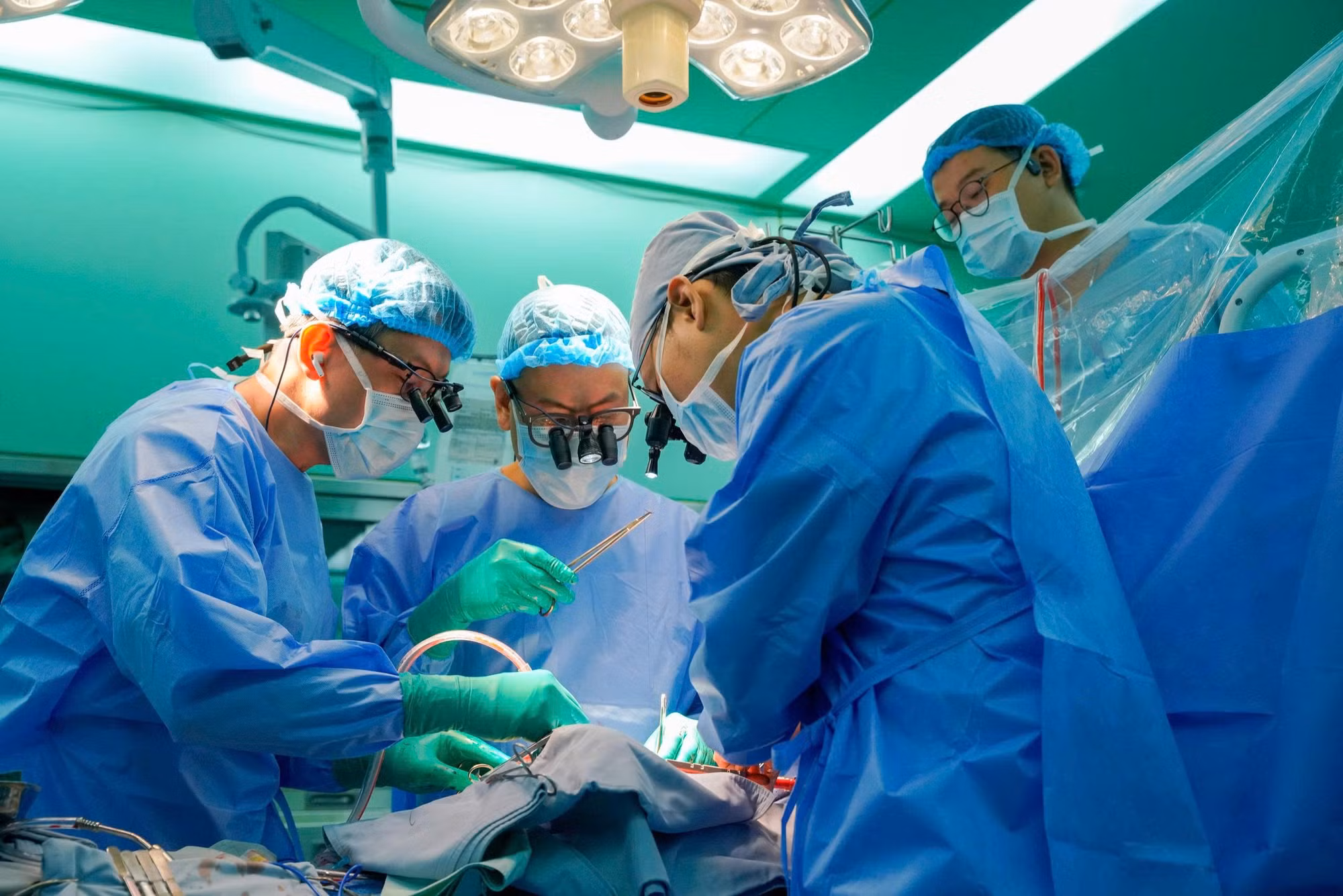 Ê-kíp ghép tim tập trung cao độ trong từng công đoạn nhằm đưa trái tim hiến tiếp tục đập trong lồng ngực người nhận.