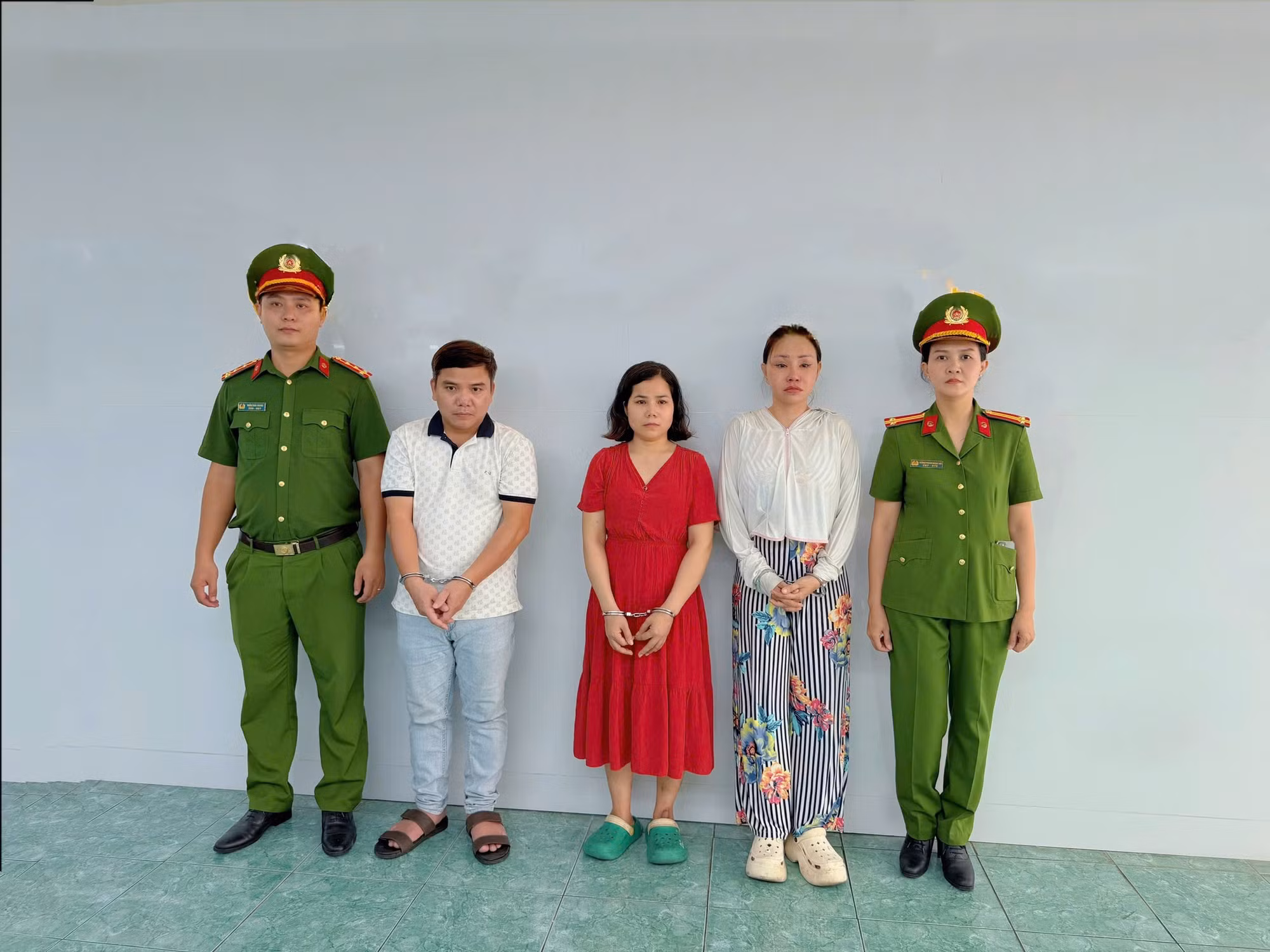 Ba bị can Lưu Thế Quỳnh, Nguyễn Thị Bích Thuận và Lê Trần Thảo tại cơ quan điều tra.