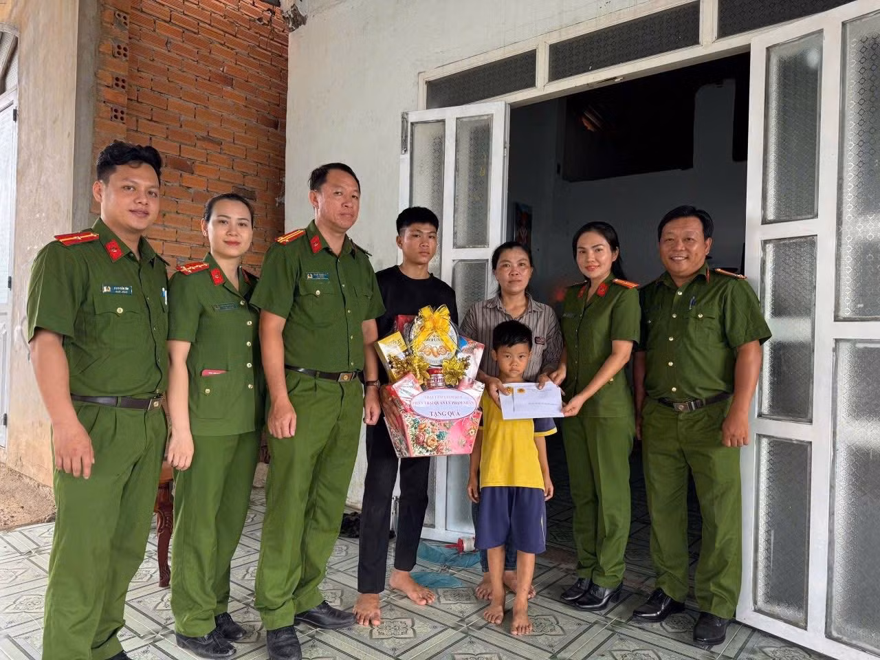 Thăm, tặng quà cho các gia đình phạm nhân có hoàn cảnh đặc biệt khó khăn có ý thức cải tạo tốt.