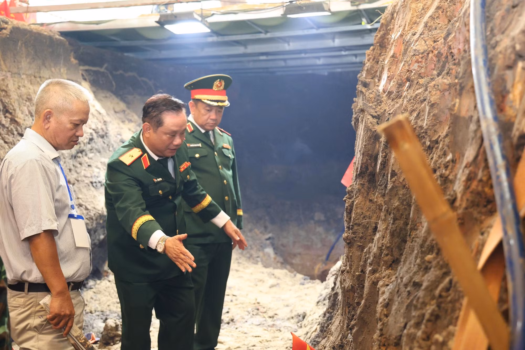 Thiếu tướng Trần Chí Tâm, Phó Chính ủy Quân khu 7 cùng chuyên gia Nguyễn Xuân Thắng tại hiện trường hố đào tìm hài cốt liệt sĩ trong Công viên Lê Thị Riêng.