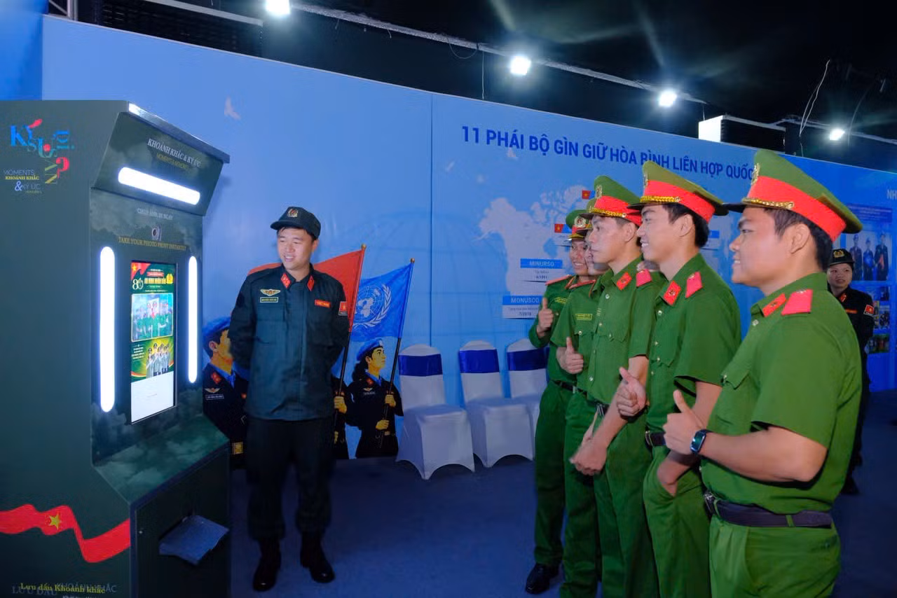 Những dấu ấn tự hào tại triển lãm Tổ quốc bình yên ảnh 6
