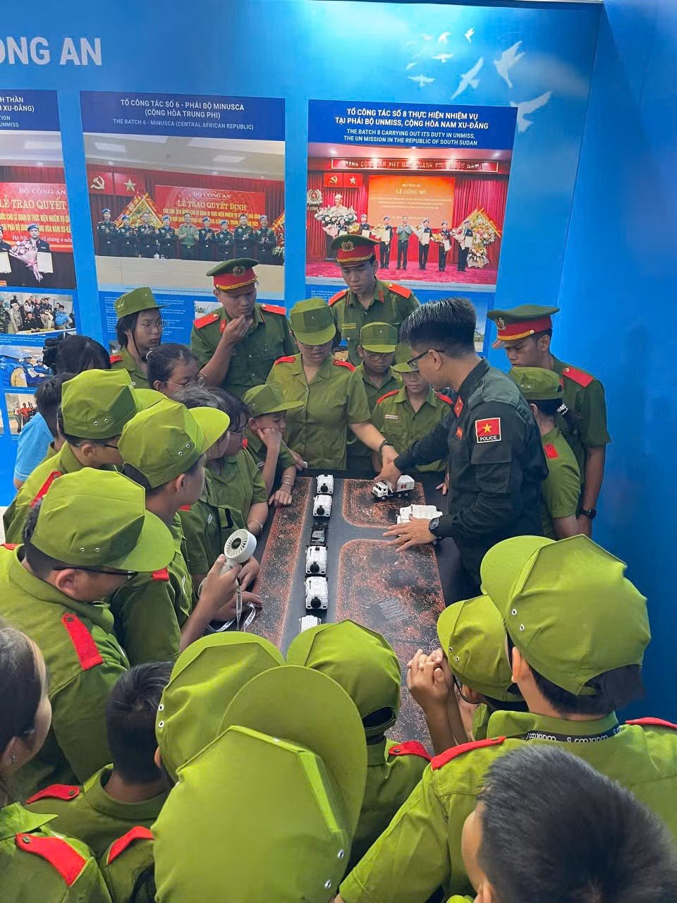 Những dấu ấn tự hào tại triển lãm Tổ quốc bình yên ảnh 16