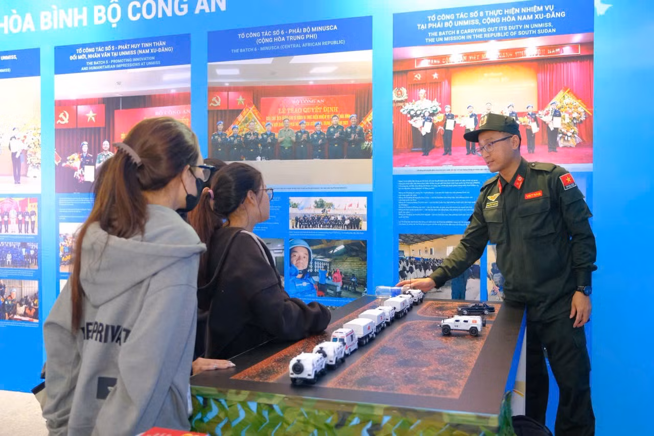 Những dấu ấn tự hào tại triển lãm Tổ quốc bình yên ảnh 15