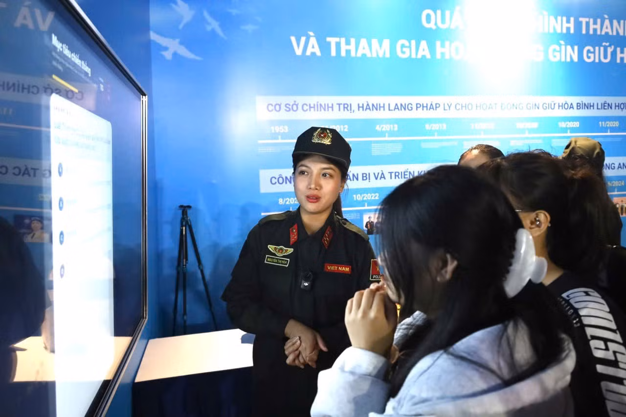 Những dấu ấn tự hào tại triển lãm Tổ quốc bình yên ảnh 12