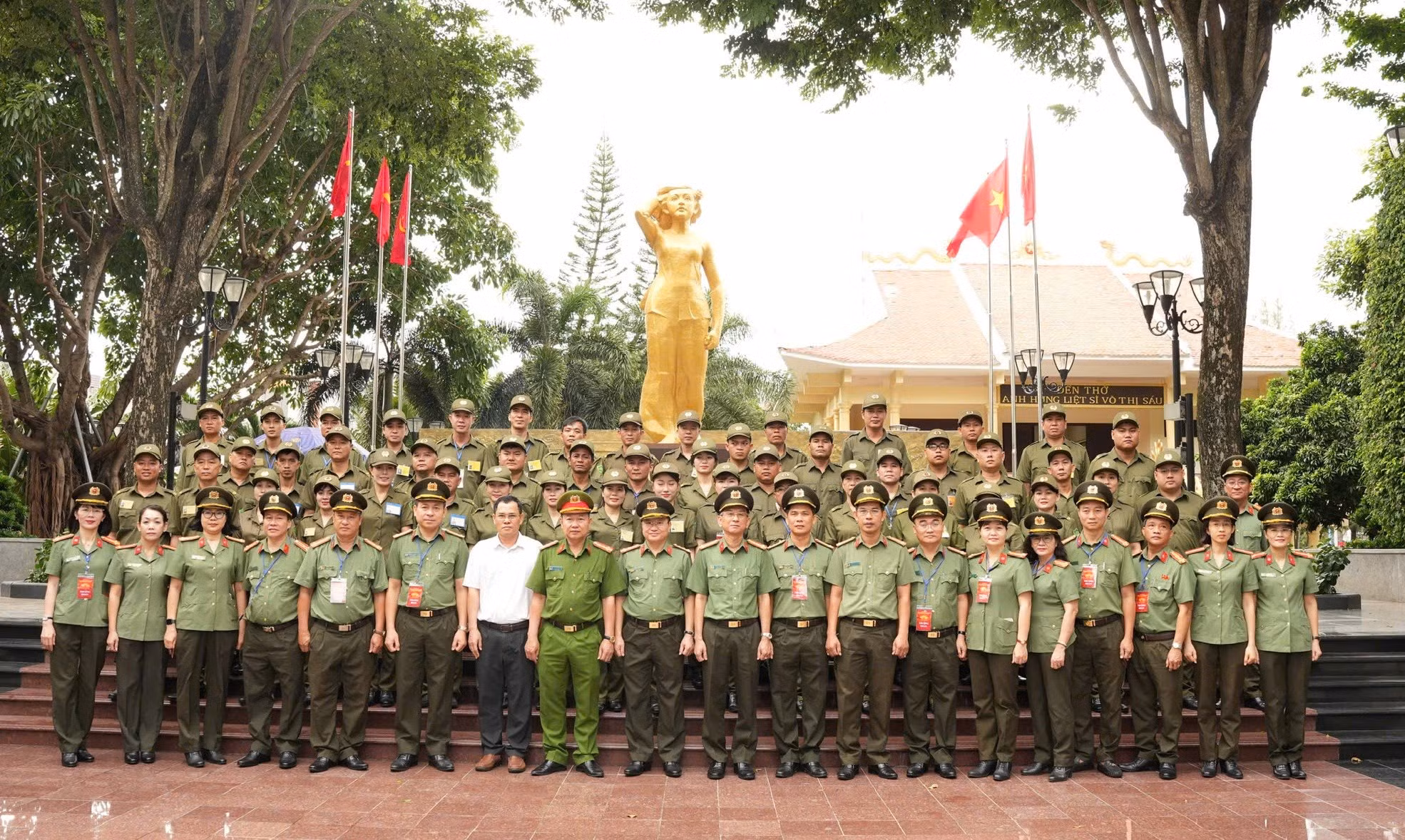 Các đại biểu trước Tượng đài Anh hùng, Liệt sĩ Võ Thị Sáu.