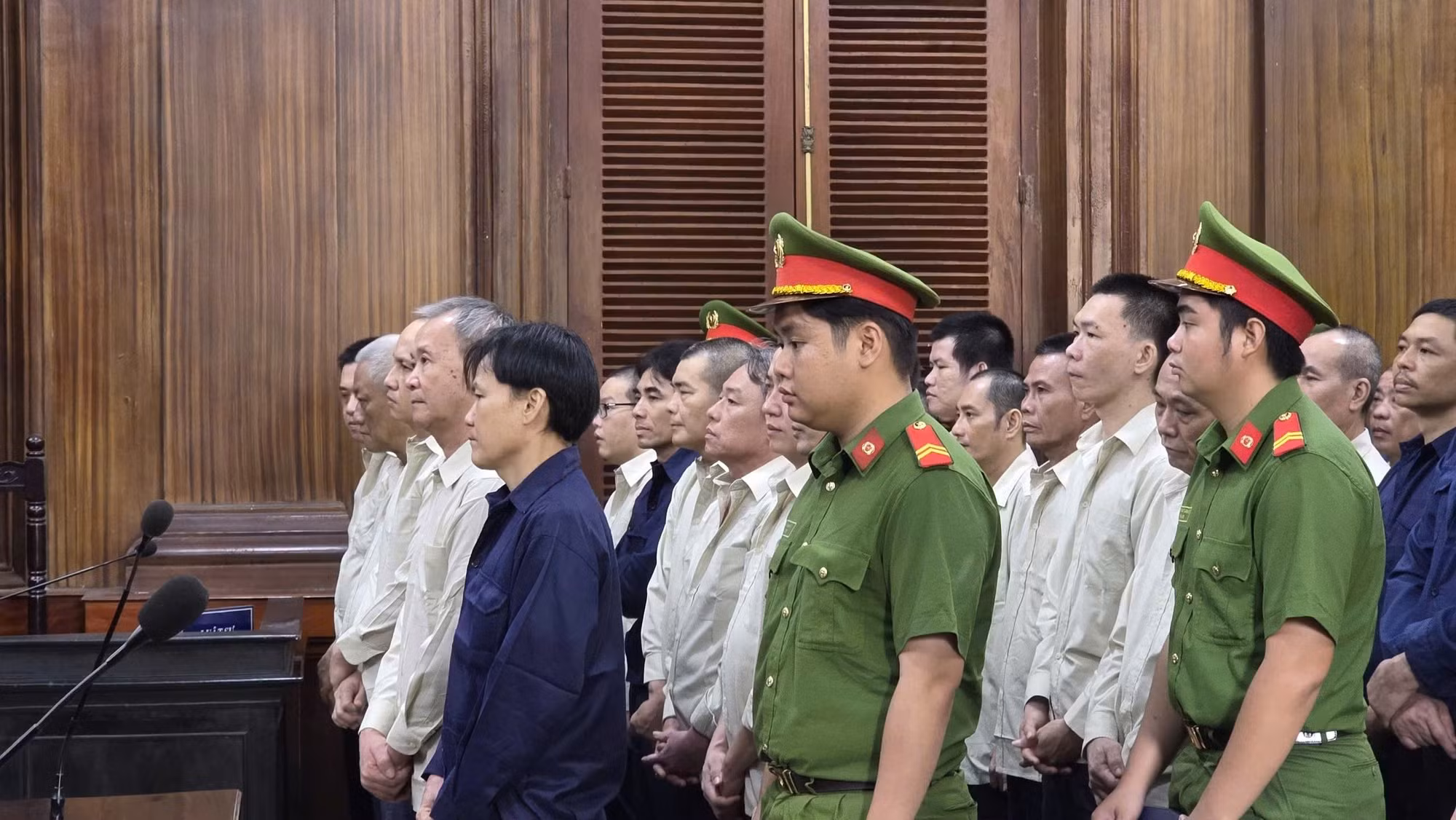 Cán bộ chiến sĩ bảo vệ phiên tòa xét xử vụ án Lê Tấn Hòa và 52 đồng phạm.