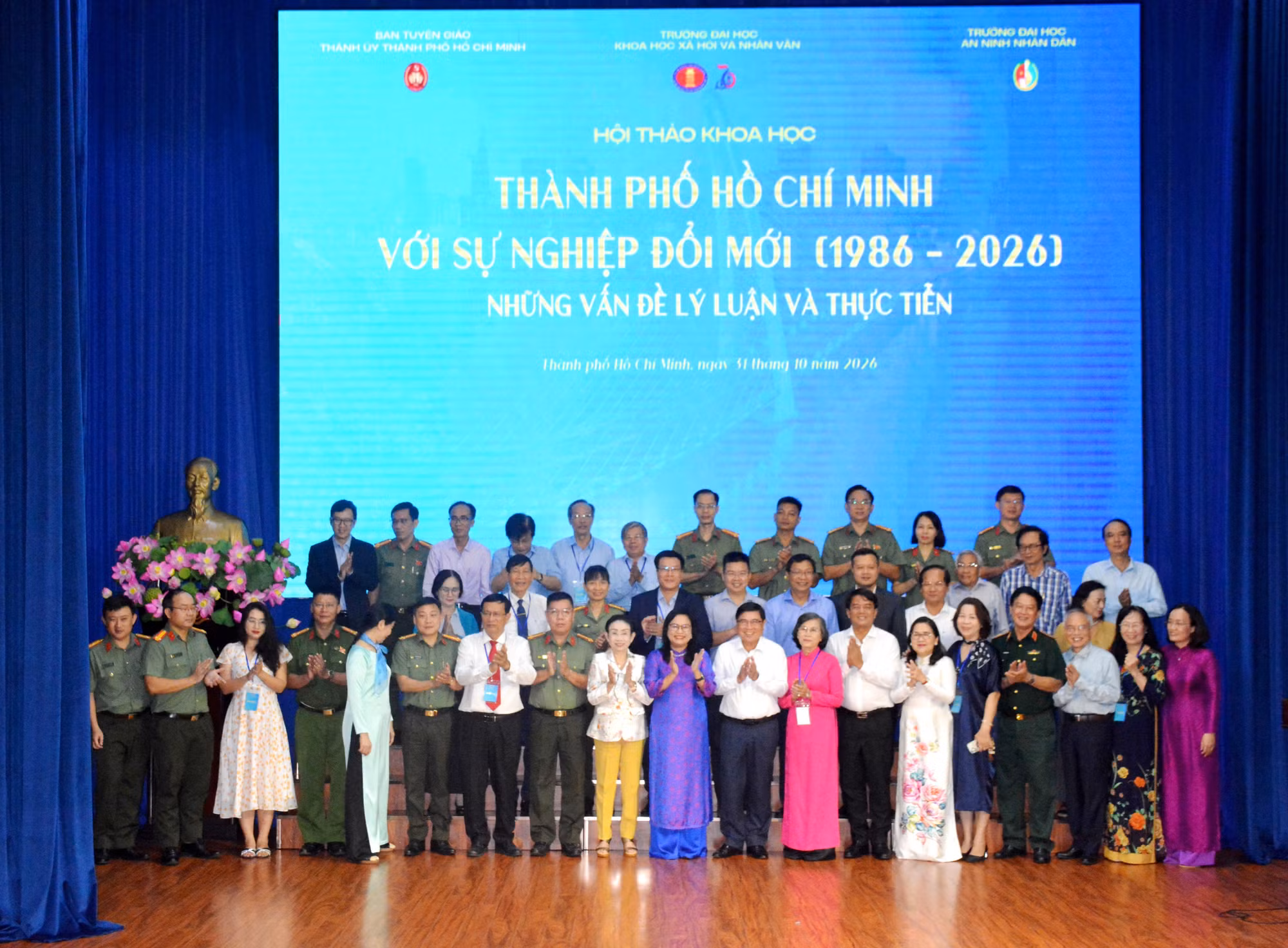 Lãnh đạo các đơn vị cùng đại biểu chụp hình lưu niệm tại hội thảo.