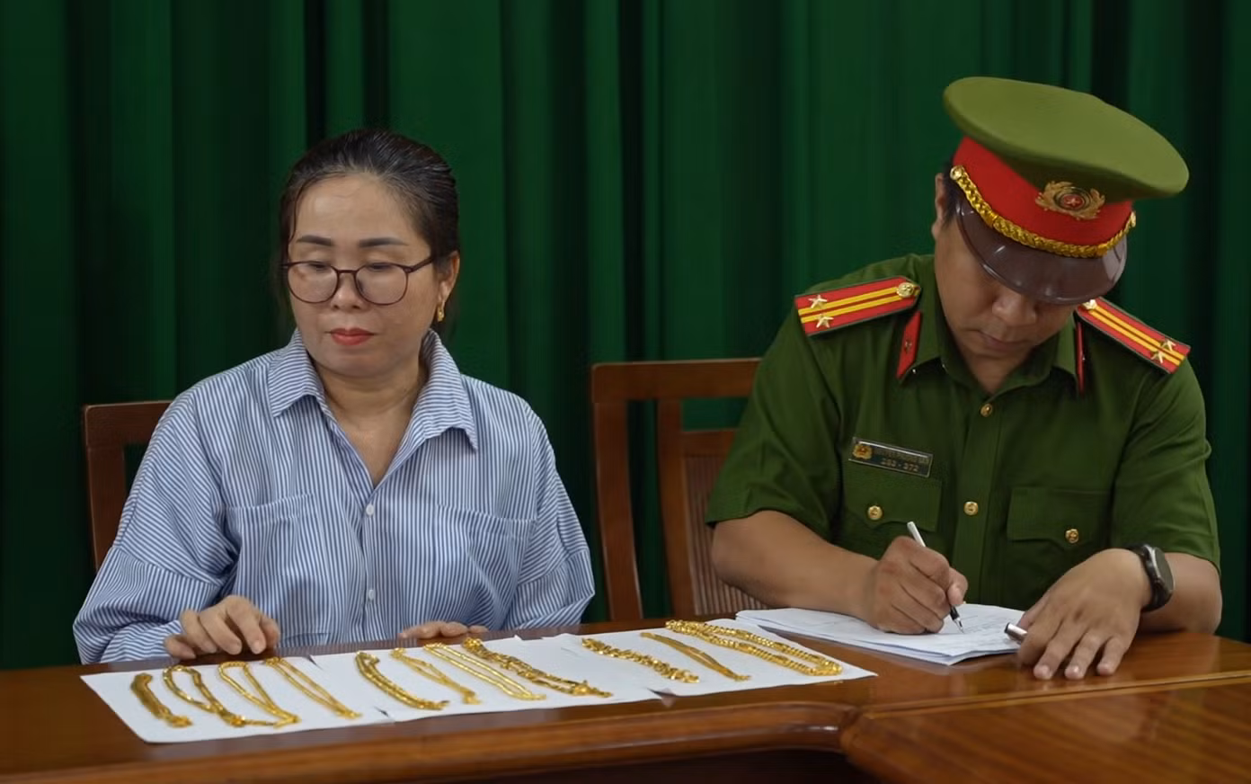 Cơ quan Công an tiến hành trao trả số tài sản thu hồi được cho bị hại.