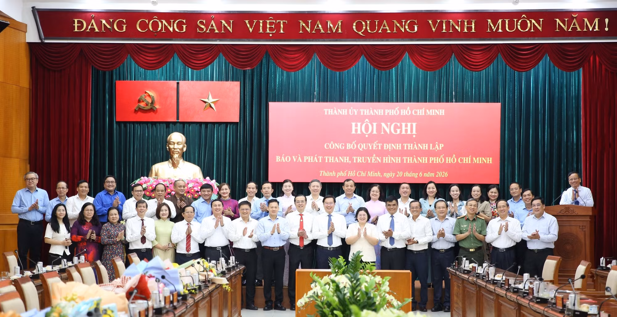 Lãnh đạo Thành ủy TP Hồ Chí Minh và các đại biểu tại buổi lễ.