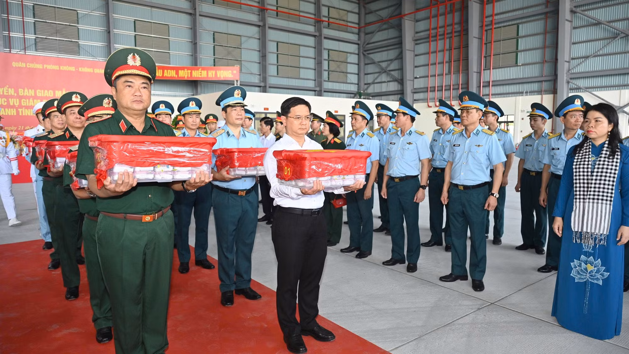 Lãnh đạo Quân khu 7 và TP Hồ Chí Minh đưa các mẫu vật hài cốt liệt sĩ lên máy bay.