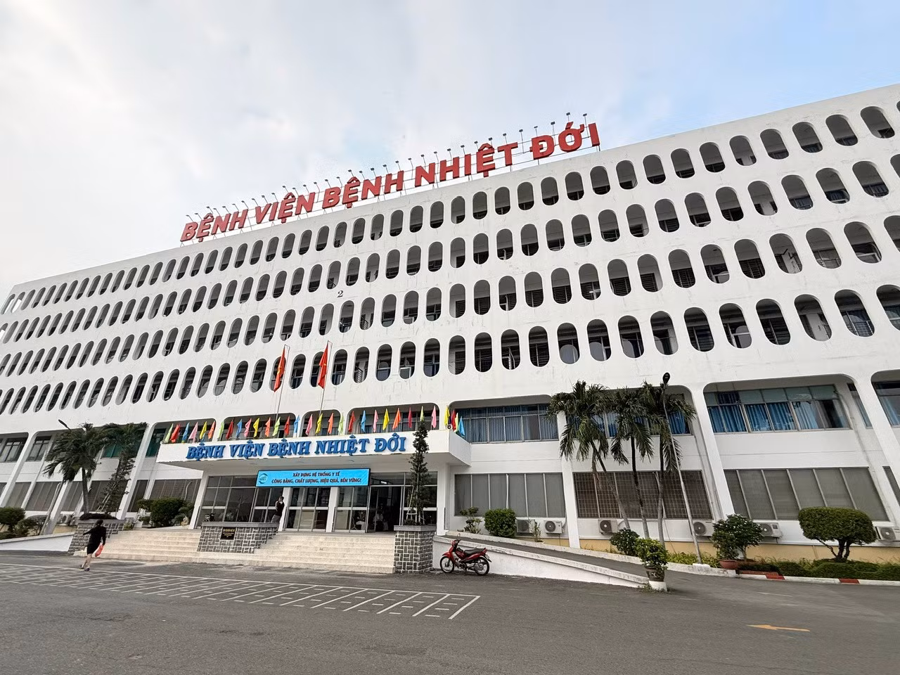 Bệnh viện Bệnh Nhiệt đới hiện đang điều trị hai bệnh nhân là học sinh mắc viêm màng não do não mô cầu nhóm B.