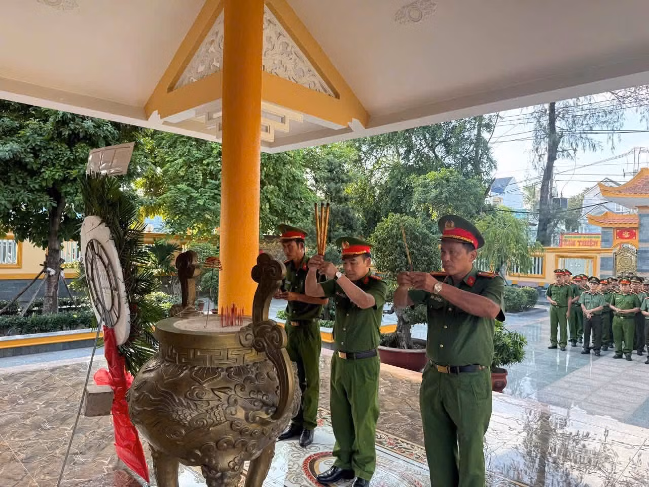 Công an xã Đông Thạnh dâng hoa, dâng hương tưởng niệm tại Nghĩa trang Liệt sĩ Hóc Môn, Nhà bia ghi tên Liệt sĩ.