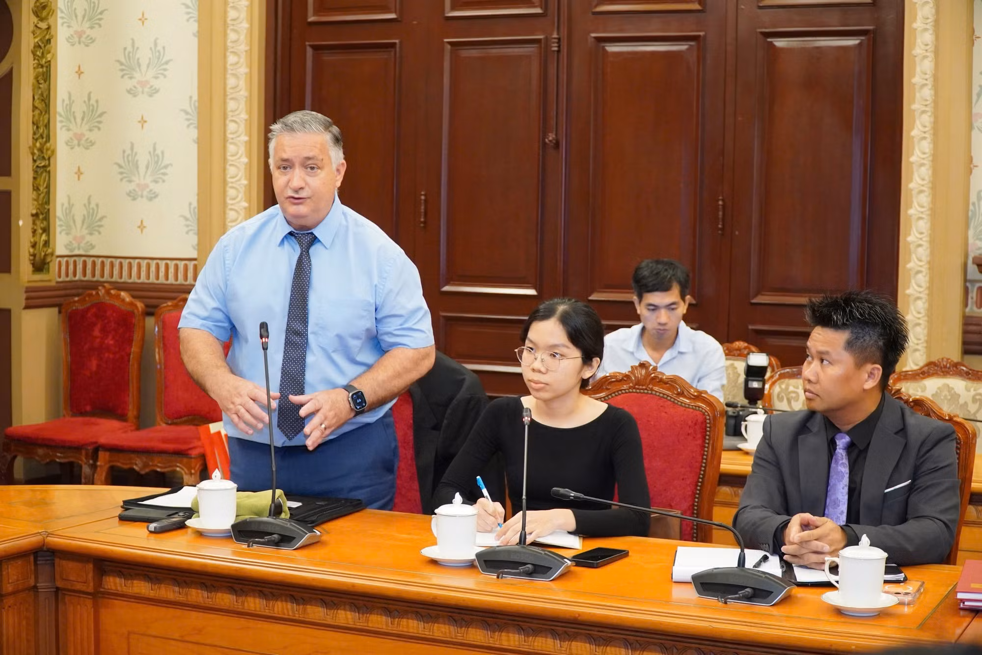 Ông Stephen Maxner, Giám đốc Trung tâm Việt Nam và Văn khố Sam Johnson trao đổi ý kiến.