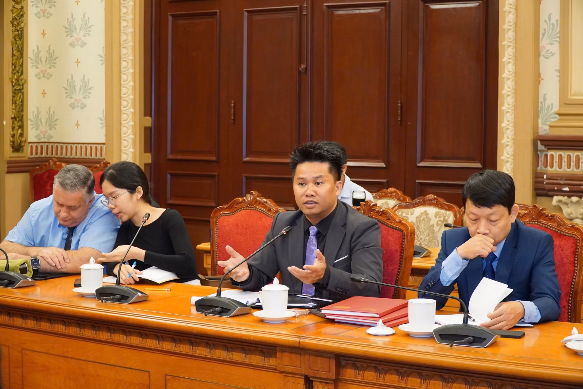 Các thành viên dự buổi họp cùng trao đổi ý kiến.