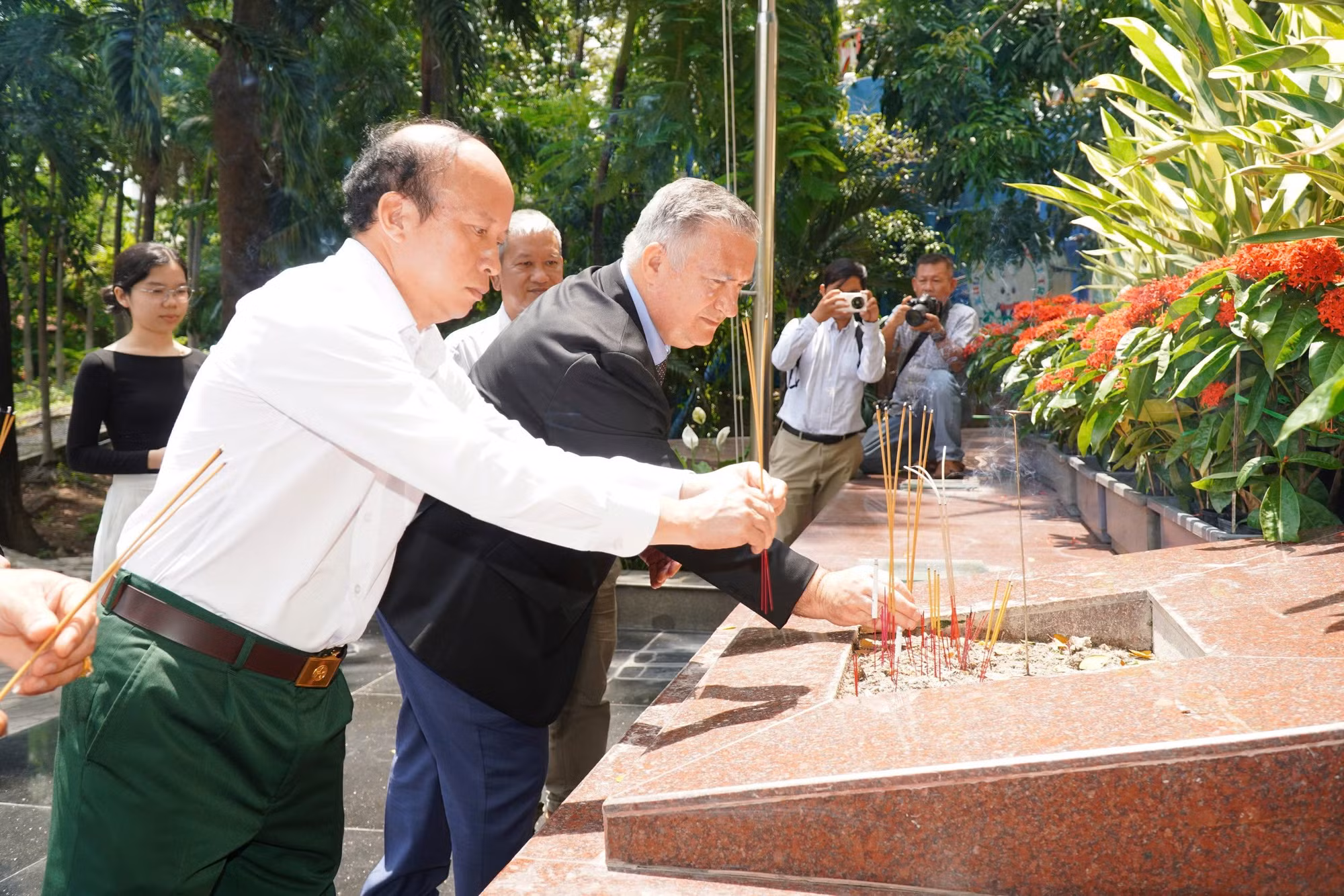 Các đại biểu dâng hương tại Tượng đài cố Tổng Bí thư Trần Phú, Bia tưởng niệm các Liệt sĩ và Nhà bia ghi danh Liệt sĩ quận 10 (cũ) trong khuôn viên Công viên Lê Thị Riêng.