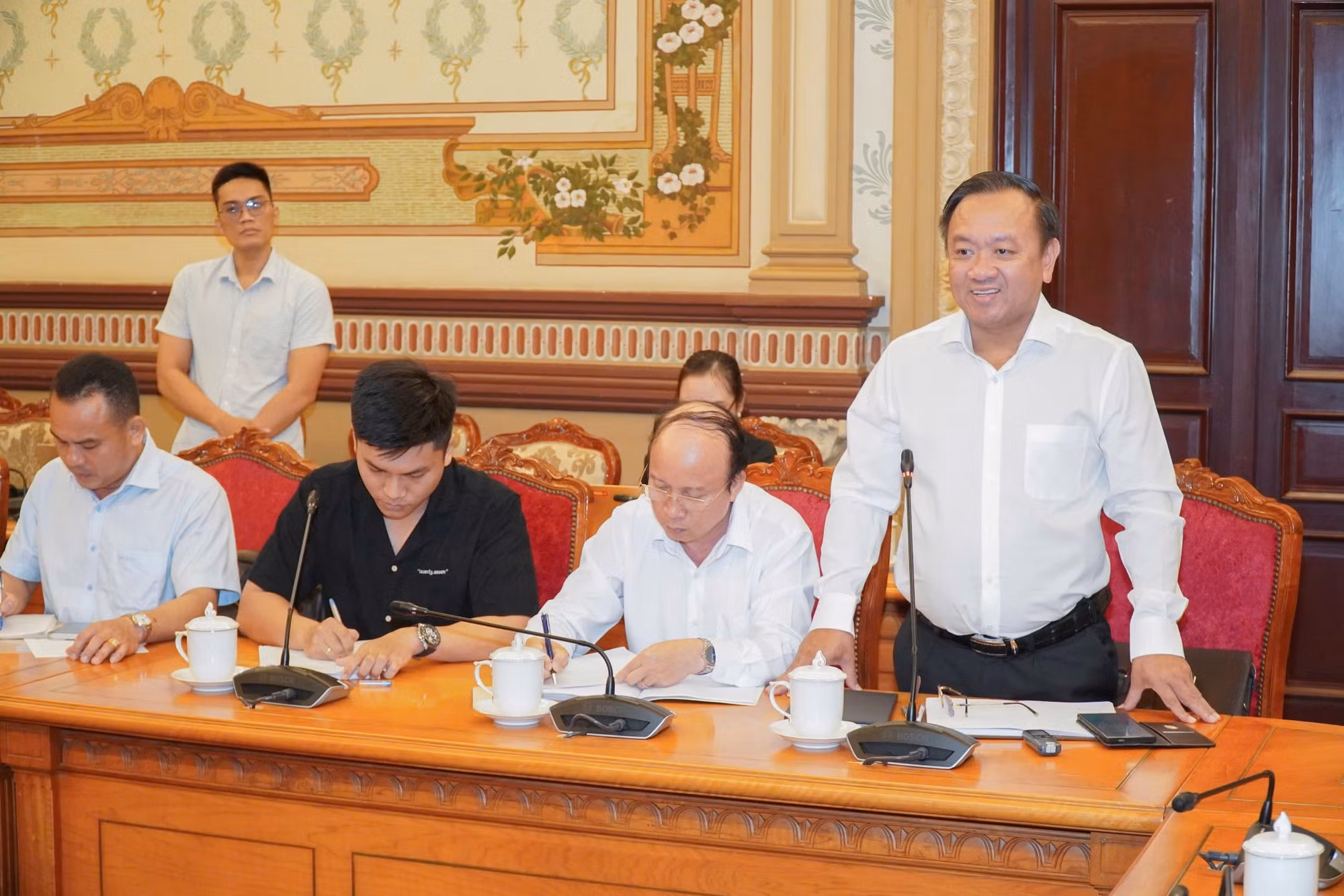 Thiếu tướng Nguyễn Thành Trung, Chính ủy Bộ Tư lệnh Thành phố, Phó Trưởng ban Thường trực Ban Chỉ đạo 515 Thành phố phát biểu ý kiến.
