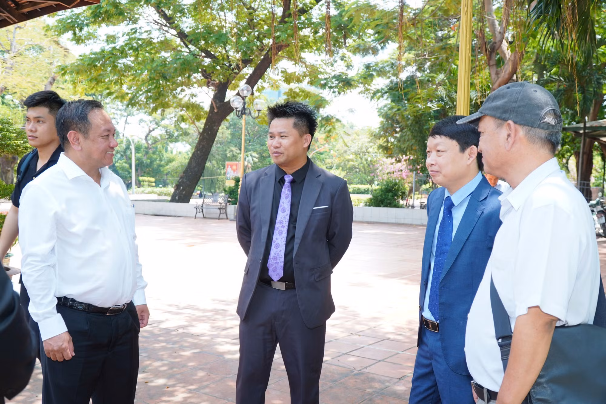 Các đại biểu trao đổi thông tin tại Công viên Lê Thị Riêng.