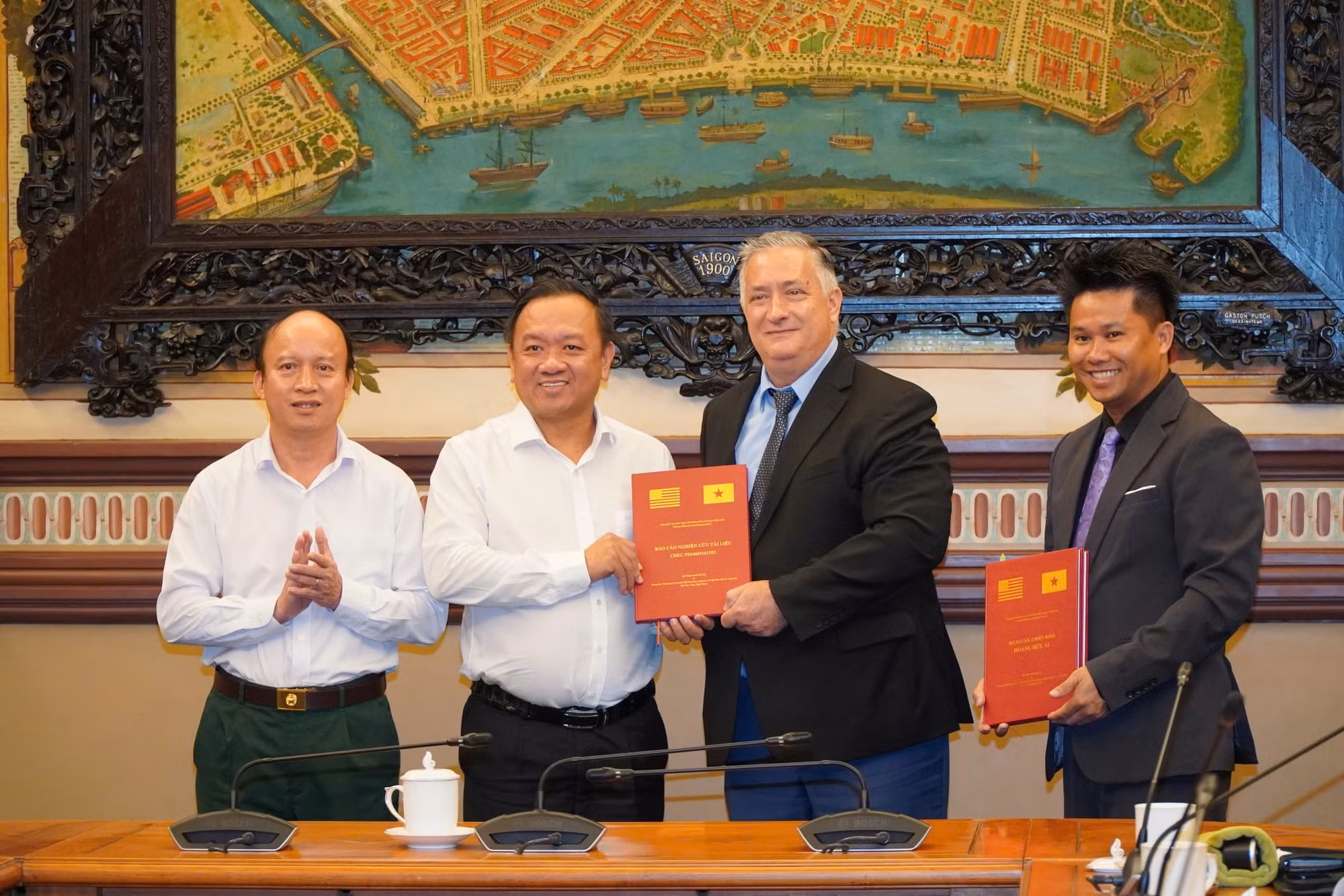 Hai bên trao đổi tư liệu, thông tin.