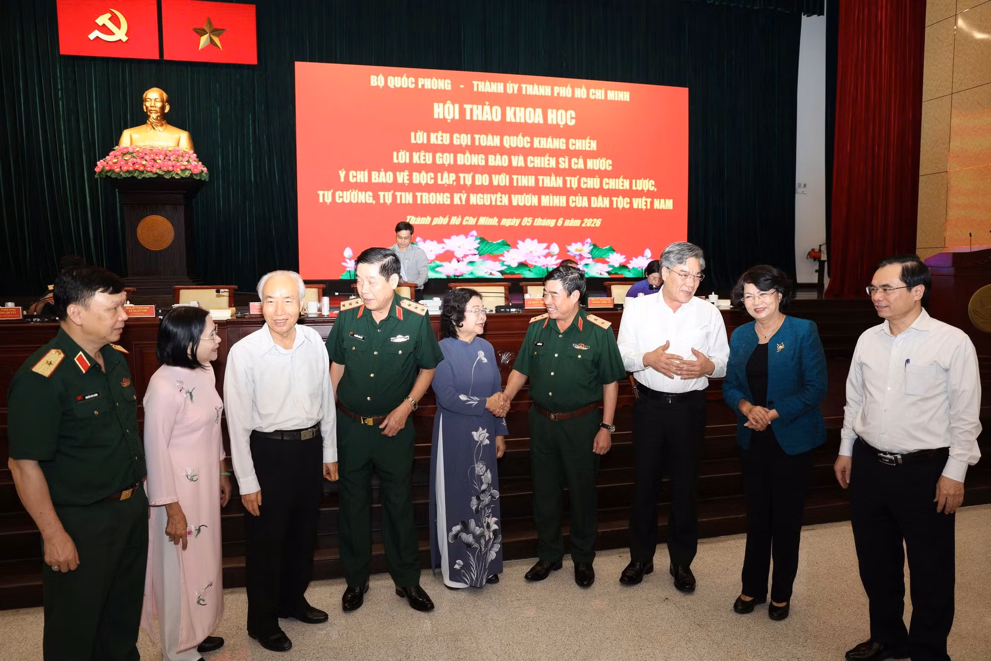 Các vị lãnh đạo và đại biểu tại hội thảo.