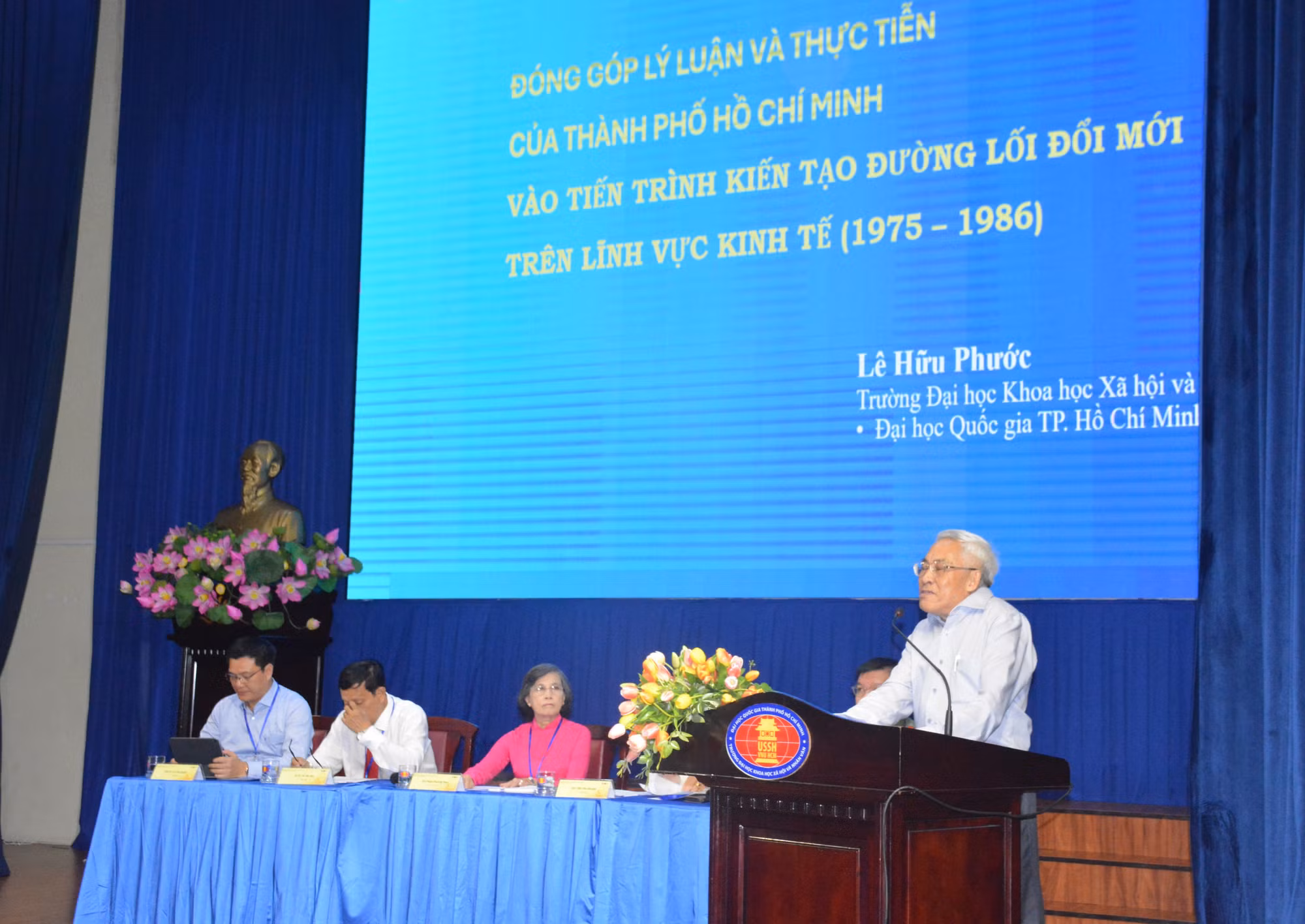 TS. Lê Hữu Phước tham luận tại hội thảo.