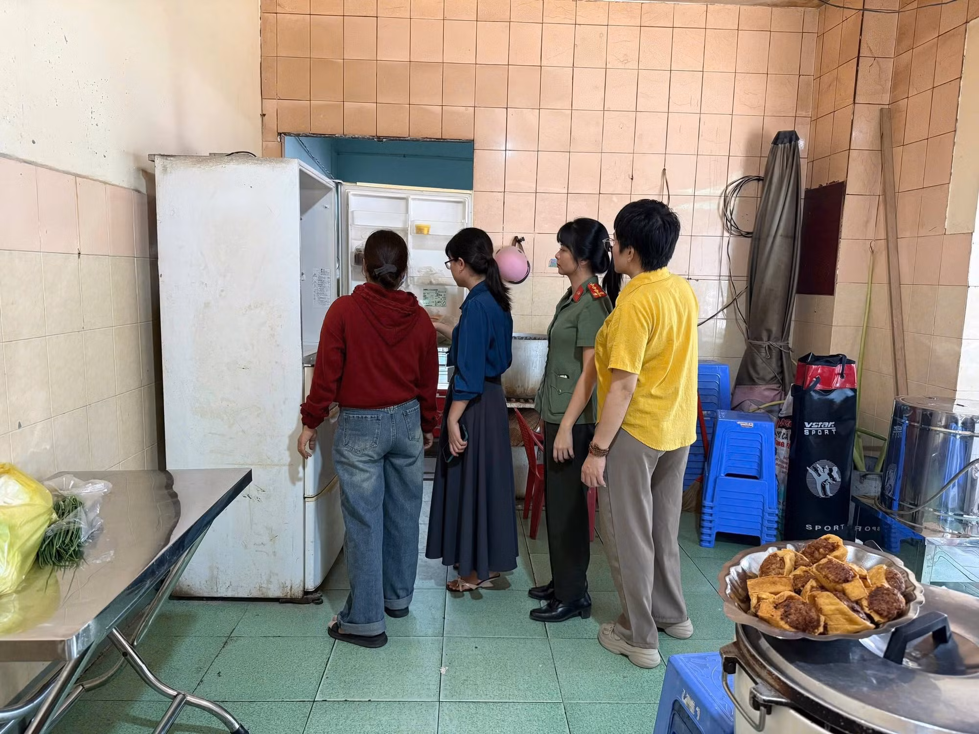 Lực lượng Công an Bà Rịa kiểm tra kỹ lưỡng điều kiện vệ sinh tại khu vực sơ chế, chế biến...