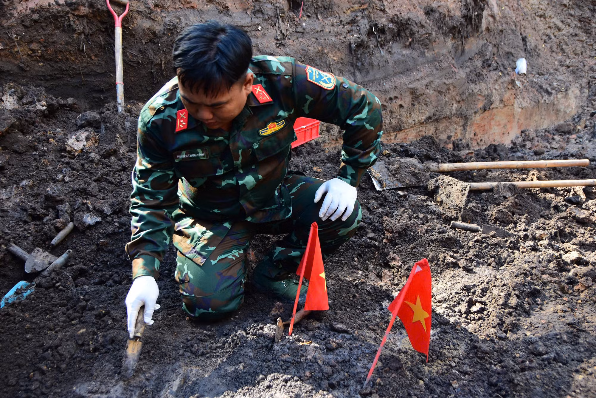 Trong ngày hôm nay, nhiều bộ hài cốt liệt sĩ tiếp tục được tìm thấy, quy tập.